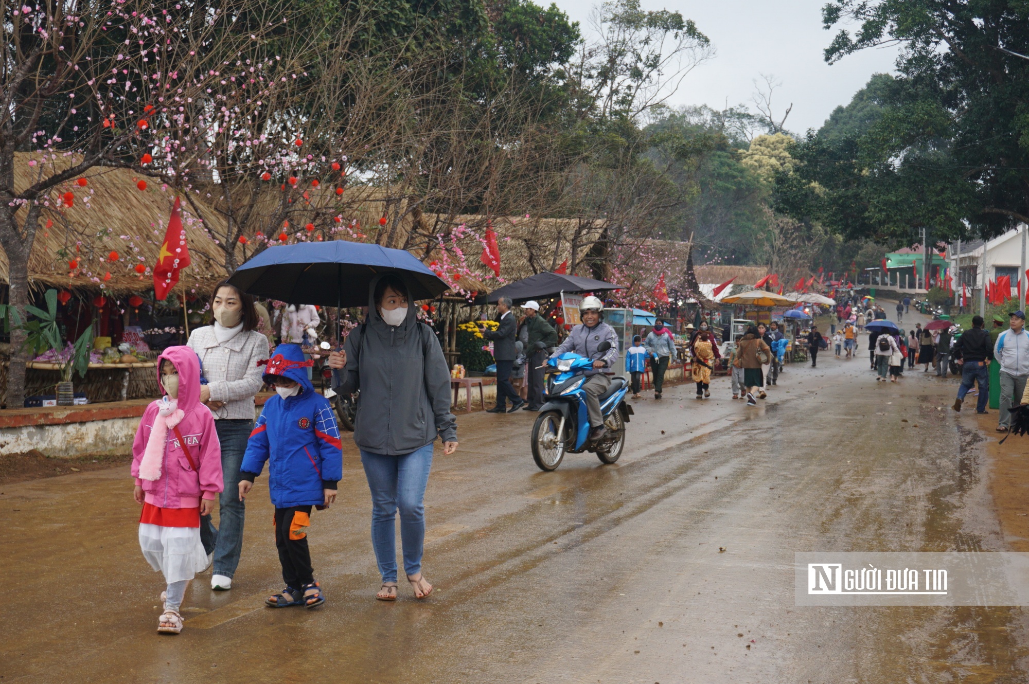 Dù thời tiết không mấy thuận lợi, mưa phùn, nhưng nhiều du khách đã tới Vĩnh Sơn từ sớm để tham gia vào ngày hội hoa. Ảnh: Thu Dịu