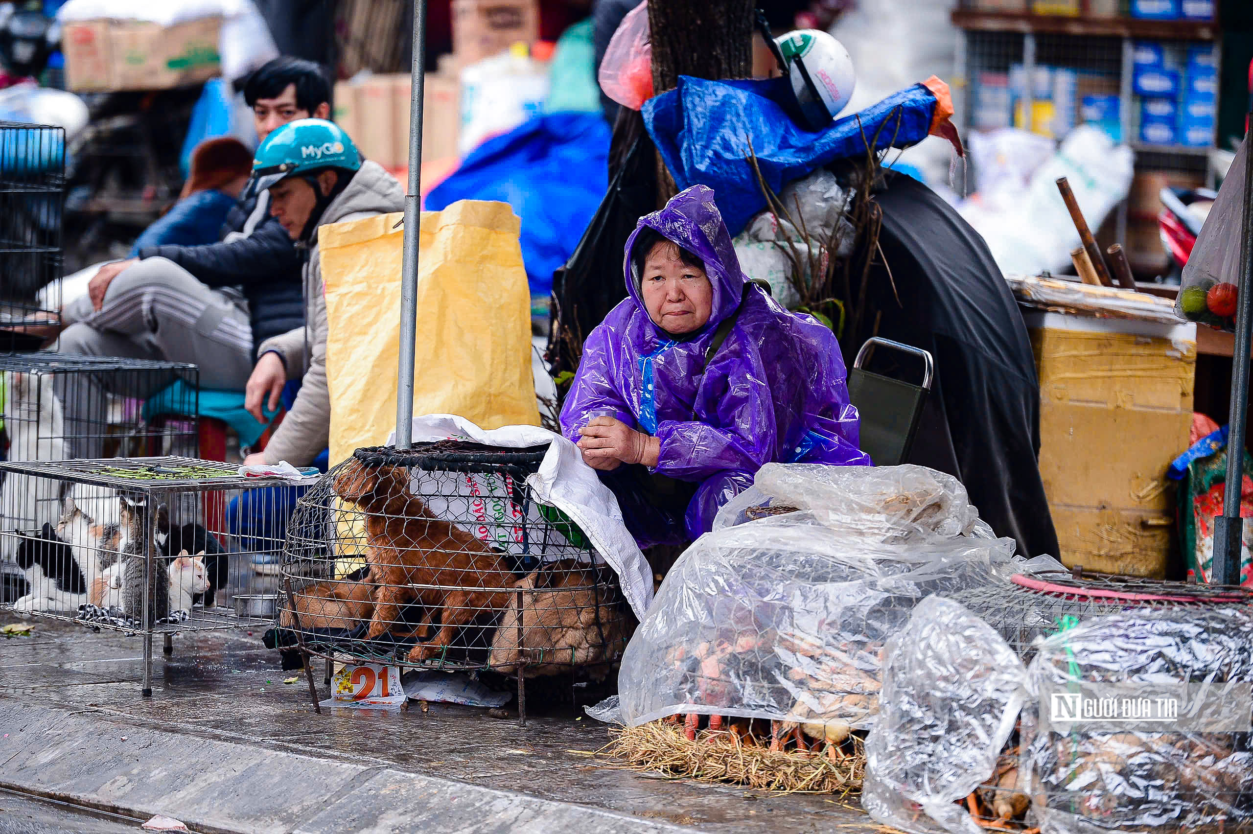 Hà Nội rét đậm rét hại, người dân trùm kín mít ra đường- Ảnh 9.