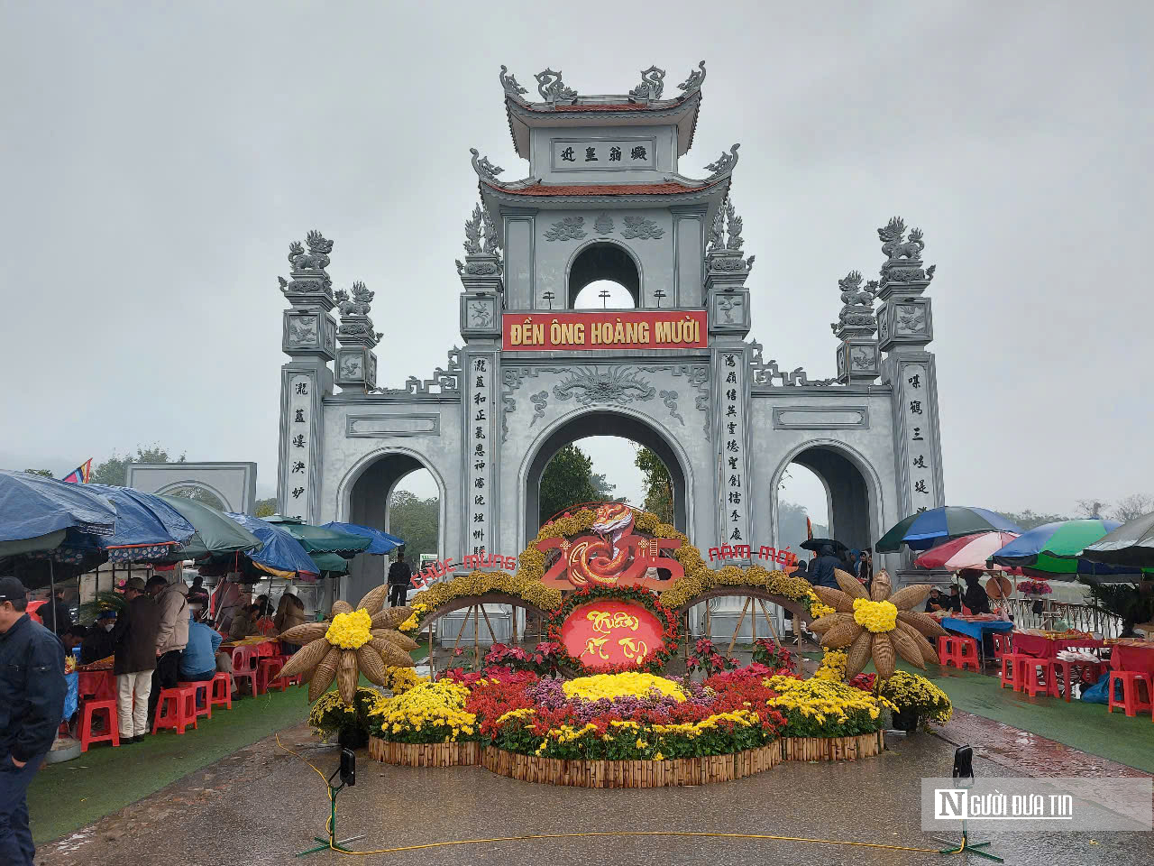 Người dân đội mưa đến đền ông Hoàng Mười đầu Xuân- Ảnh 1.