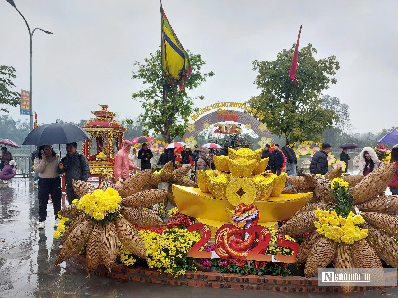 Người dân đội mưa đến đền ông Hoàng Mười đầu Xuân- Ảnh 2.