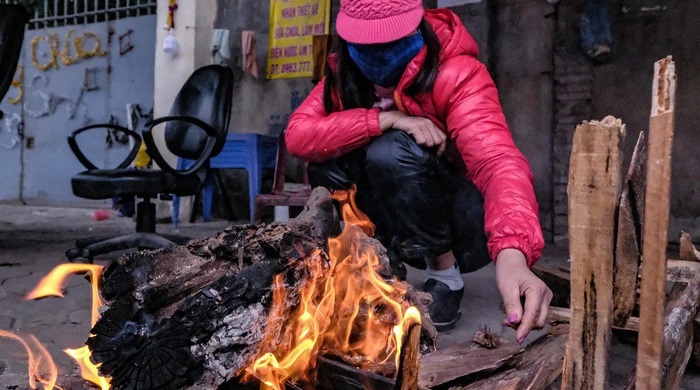 Đốt lửa sưởi ngoài đường coi chừng lĩnh án tù- Ảnh 1. Đốt lửa sưởi ngoài đường coi chừng lĩnh án tù- Ảnh 1.