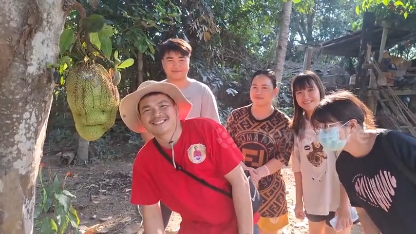 Quả mít có hình thù "lạ", người dân nườm nượp kéo đến chụp ảnh, thắp hương- Ảnh 1. Quả mít có hình thù "lạ", người dân nườm nượp kéo đến chụp ảnh, thắp hương- Ảnh 1.