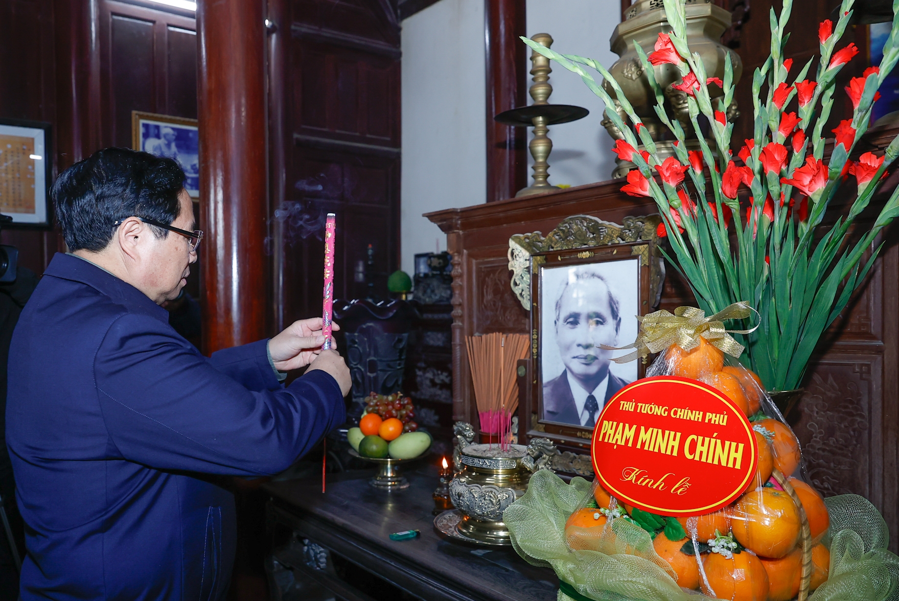 Thủ tướng Phạm Minh Chính dâng hương tưởng niệm cố Thủ tướng Phạm Văn Đồng- Ảnh 2. Thủ tướng Phạm Minh Chính dâng hương tưởng niệm cố Thủ tướng Phạm Văn Đồng- Ảnh 2.
