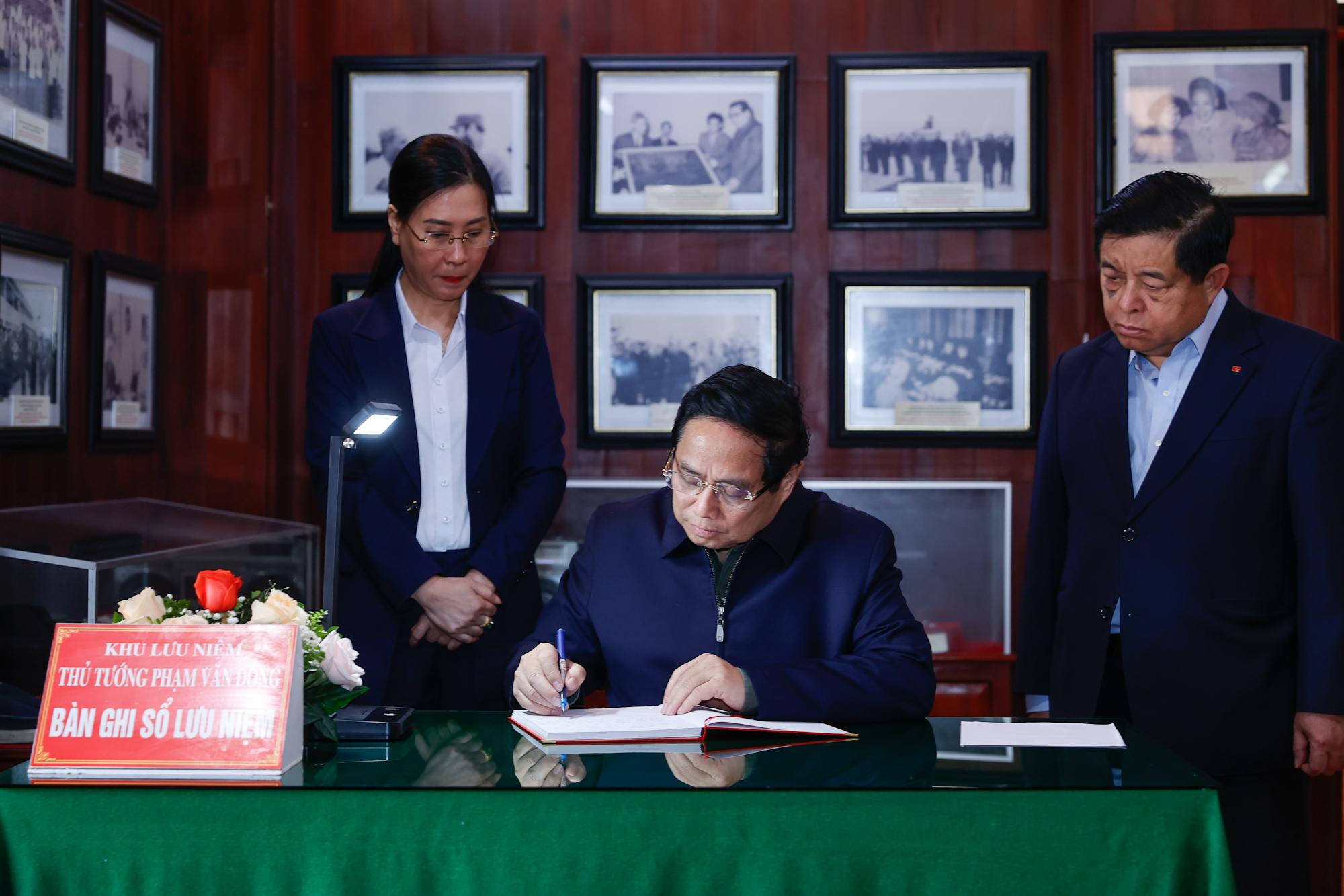 Thủ tướng Phạm Minh Chính dâng hương tưởng niệm cố Thủ tướng Phạm Văn Đồng- Ảnh 3. Thủ tướng Phạm Minh Chính dâng hương tưởng niệm cố Thủ tướng Phạm Văn Đồng- Ảnh 3.