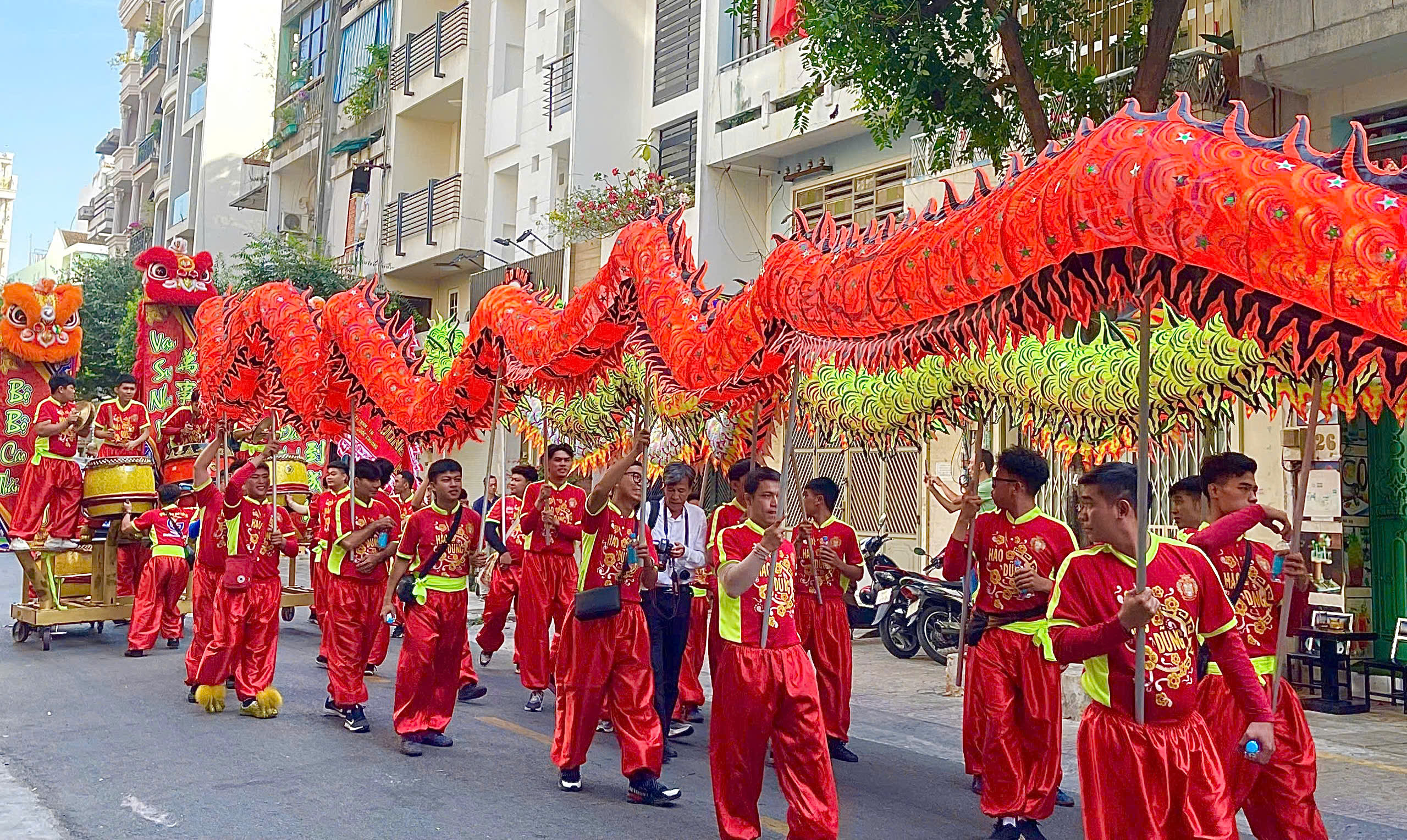 Biển người tham gia lễ rước Quan Thánh Đế quân ở Tp.HCM- Ảnh 8.