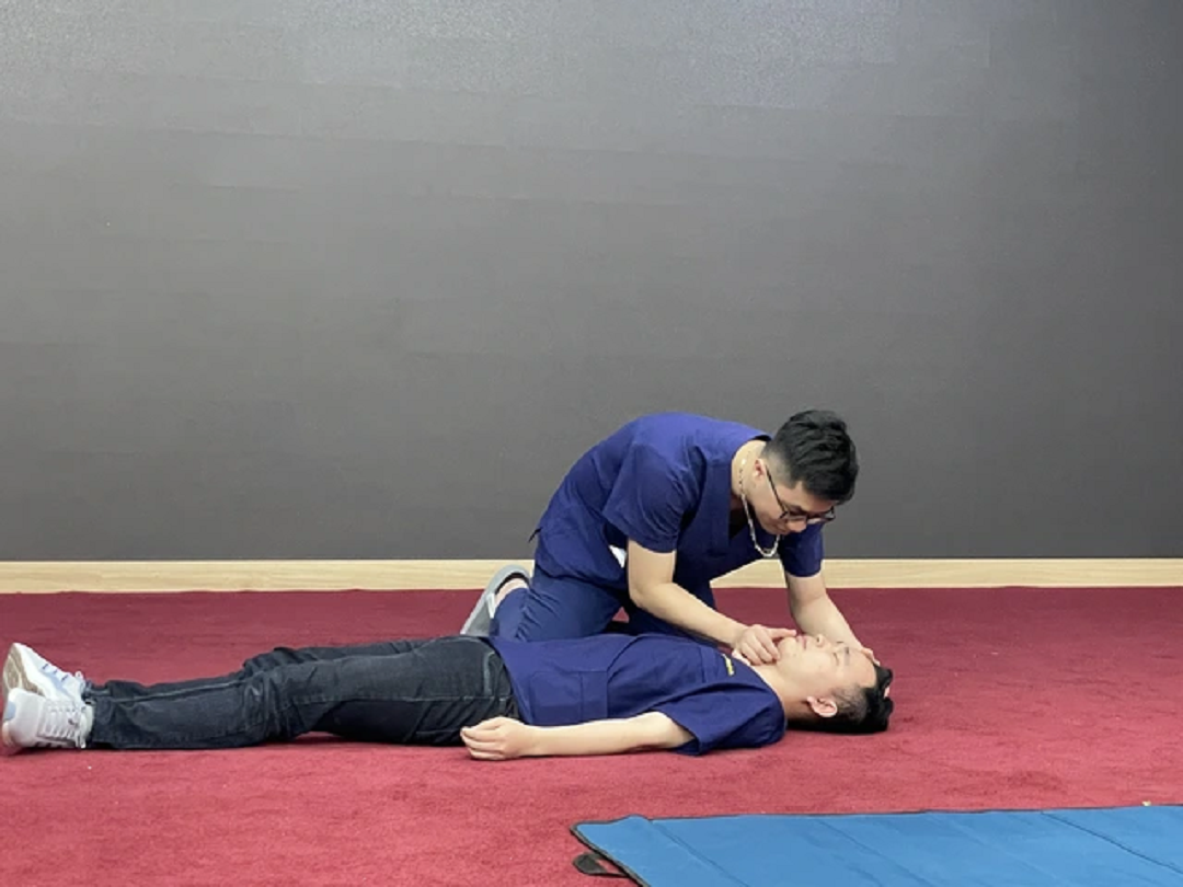 Ăn măng bị hóc, cụ ông bị vỡ dạ dày do người thân sơ cứu sai cách- Ảnh 2.