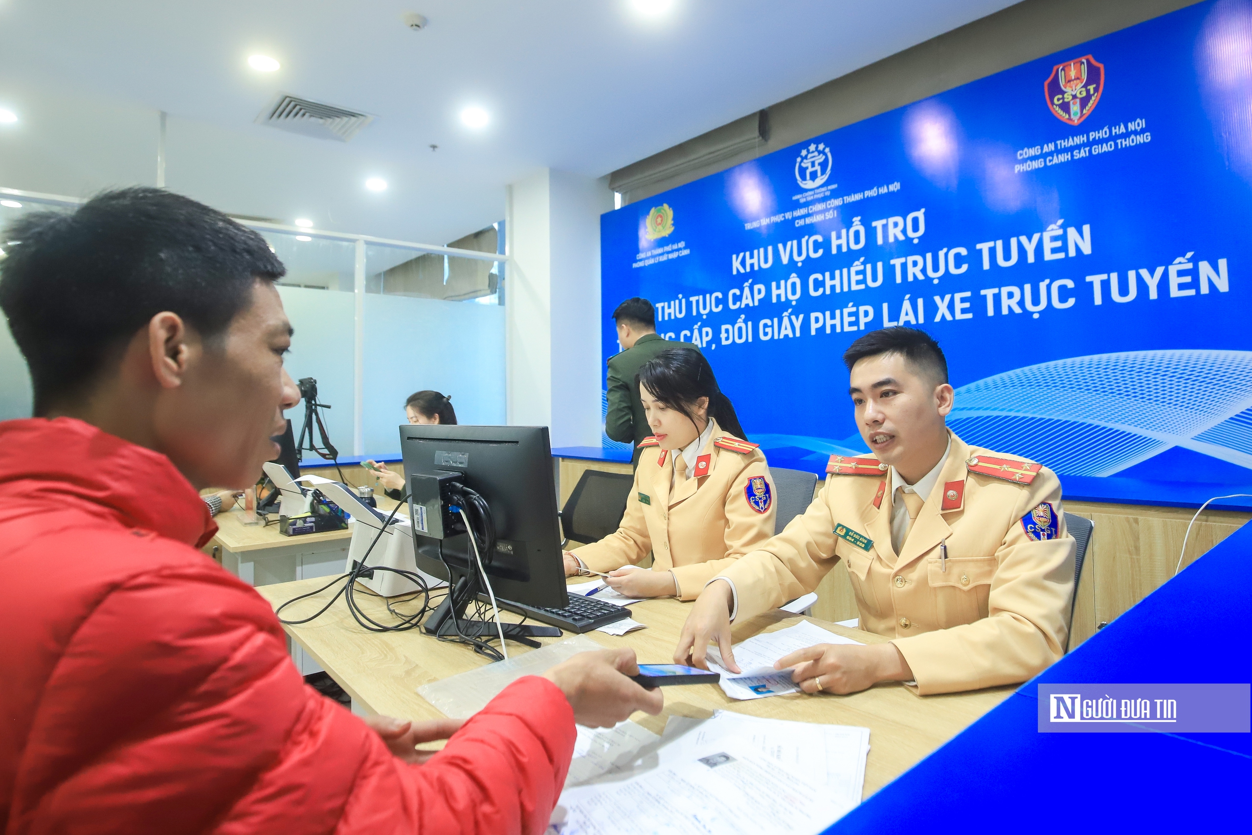 Trải nghiệm làm thủ tục cấp hộ chiếu, đổi bằng lái xe tại trung tâm hành chính công Hà Nội- Ảnh 3.