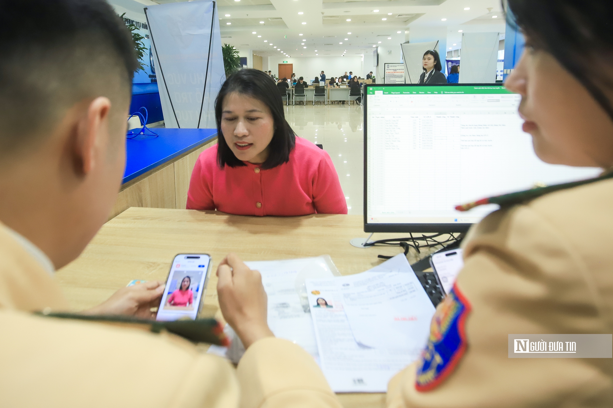 Trải nghiệm làm thủ tục cấp hộ chiếu, đổi bằng lái xe tại trung tâm hành chính công Hà Nội- Ảnh 6.