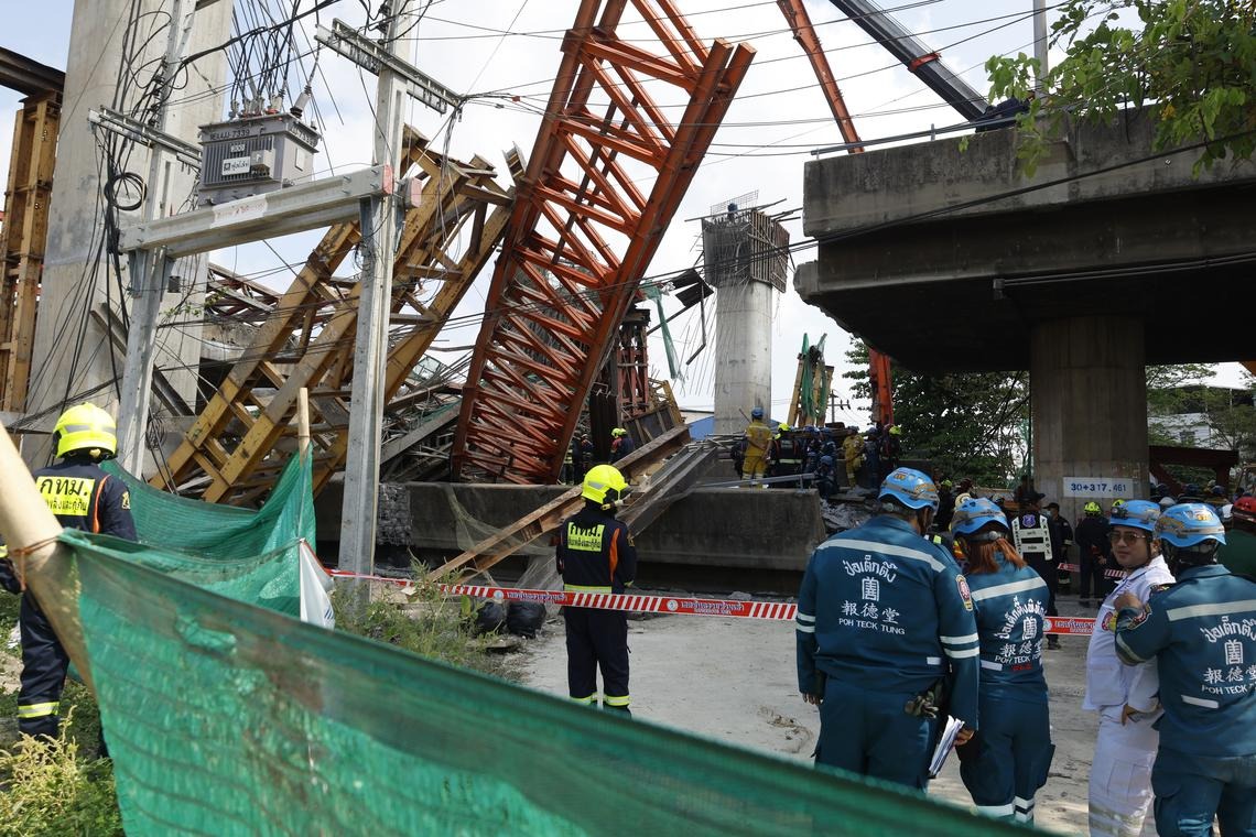 Vụ sập cầu vượt khiến 33 người thương vong ở Thái Lan: Huy động chó nghiệp vụ tìm kiếm cứu nạn- Ảnh 2.