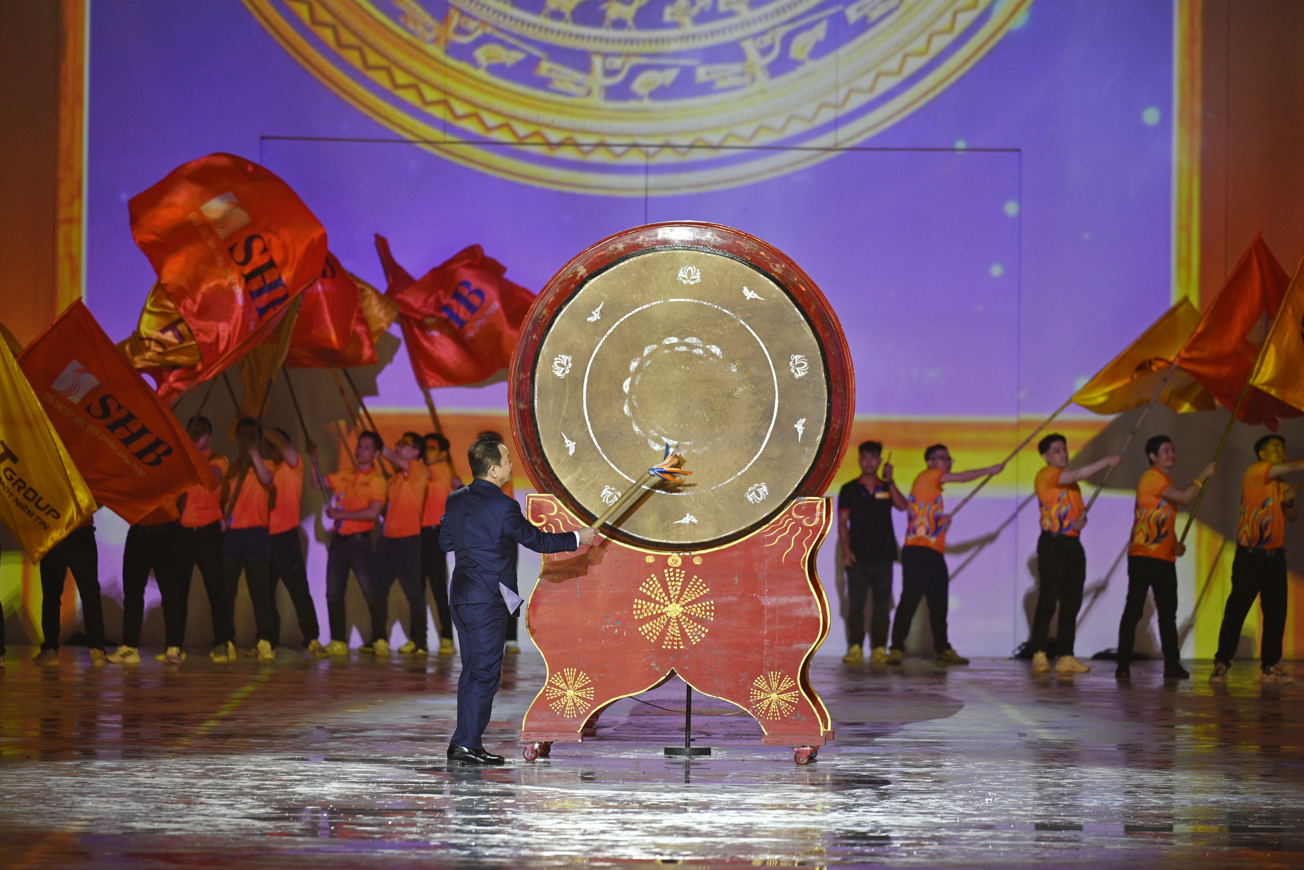 Ngày hội Văn hóa SHB – T&T 2025: Ba thập kỷ “Nhất Tâm”, vững bước cùng đất nước vươn Tầm- Ảnh 4. Ngày hội Văn hóa SHB – T&T 2025: Ba thập kỷ “Nhất Tâm”, vững bước cùng đất nước vươn Tầm- Ảnh 4.