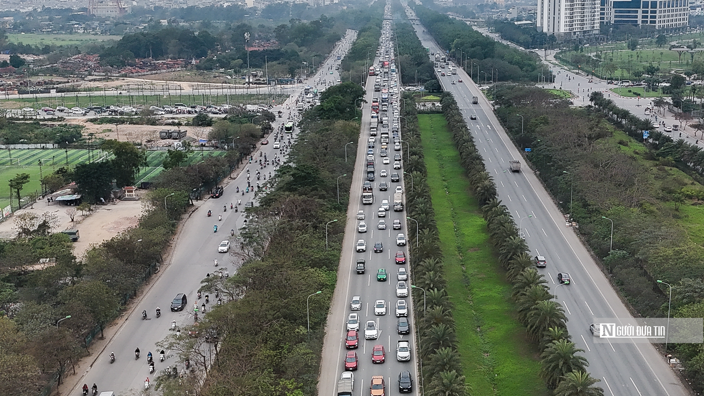 Hà Nội: Dòng xe nối đuôi dài hàng km chờ thoát khỏi đại lộ Thăng Long- Ảnh 2.