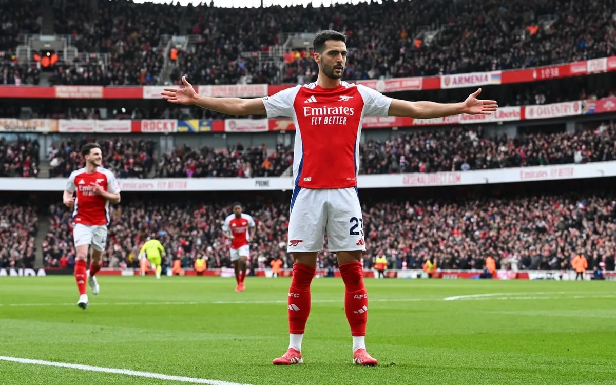 Mikel Merino của Arsenal ghi bàn thắng quyết định vào lưới Chelsea, chứng tỏ giá trị của mình ở vị trí số 9 tạm thời. (Ảnh: Getty Images)