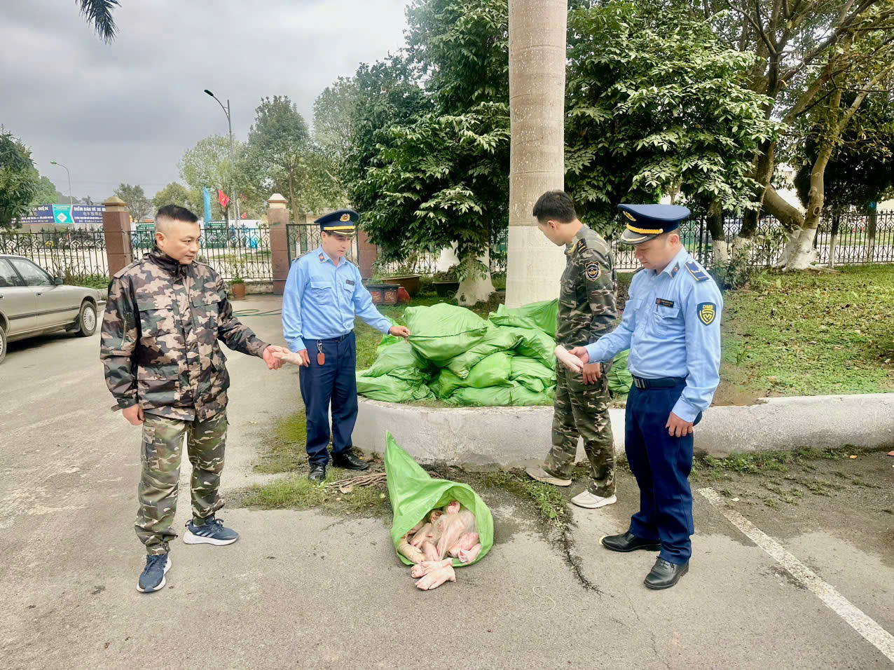 Lạng Sơn: Ngăn chặn nửa tấn móng giò chảy nước, đổi màu nhập lậu- Ảnh 1.