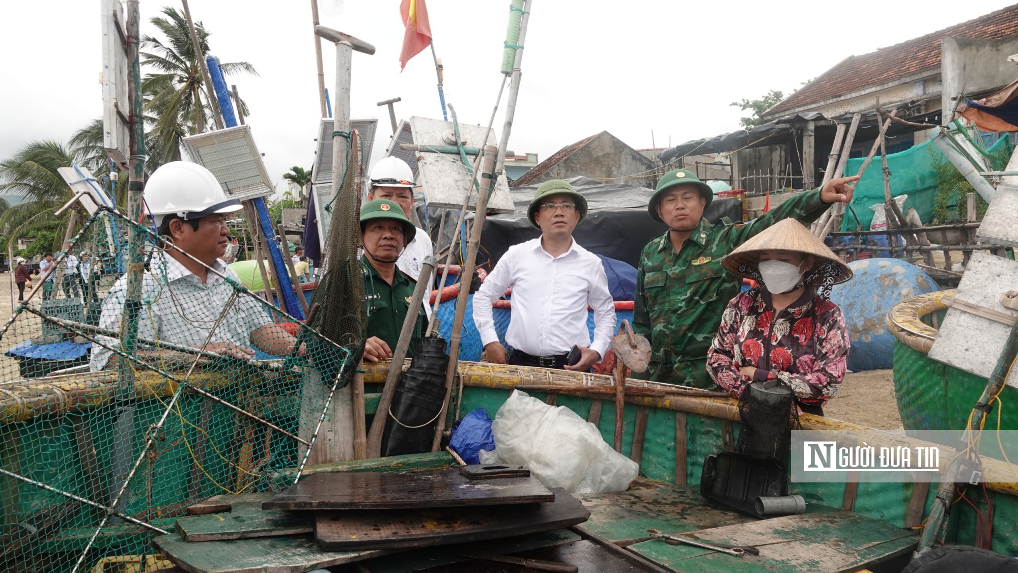 Lực lượng biên phòng cùng cấp sở, ngành của tỉnh Bình Định giúp dân trong đợt bão Noru vào năm 2022.