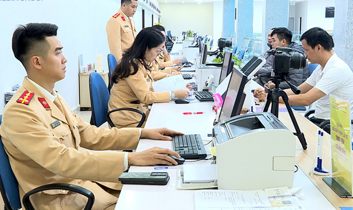 Quảng Ninh: 13 công an cấp xã tiếp nhận hồ sơ cấp, đổi giấy phép lái xe- Ảnh 1. Quảng Ninh: 13 công an cấp xã tiếp nhận hồ sơ cấp, đổi giấy phép lái xe- Ảnh 1.