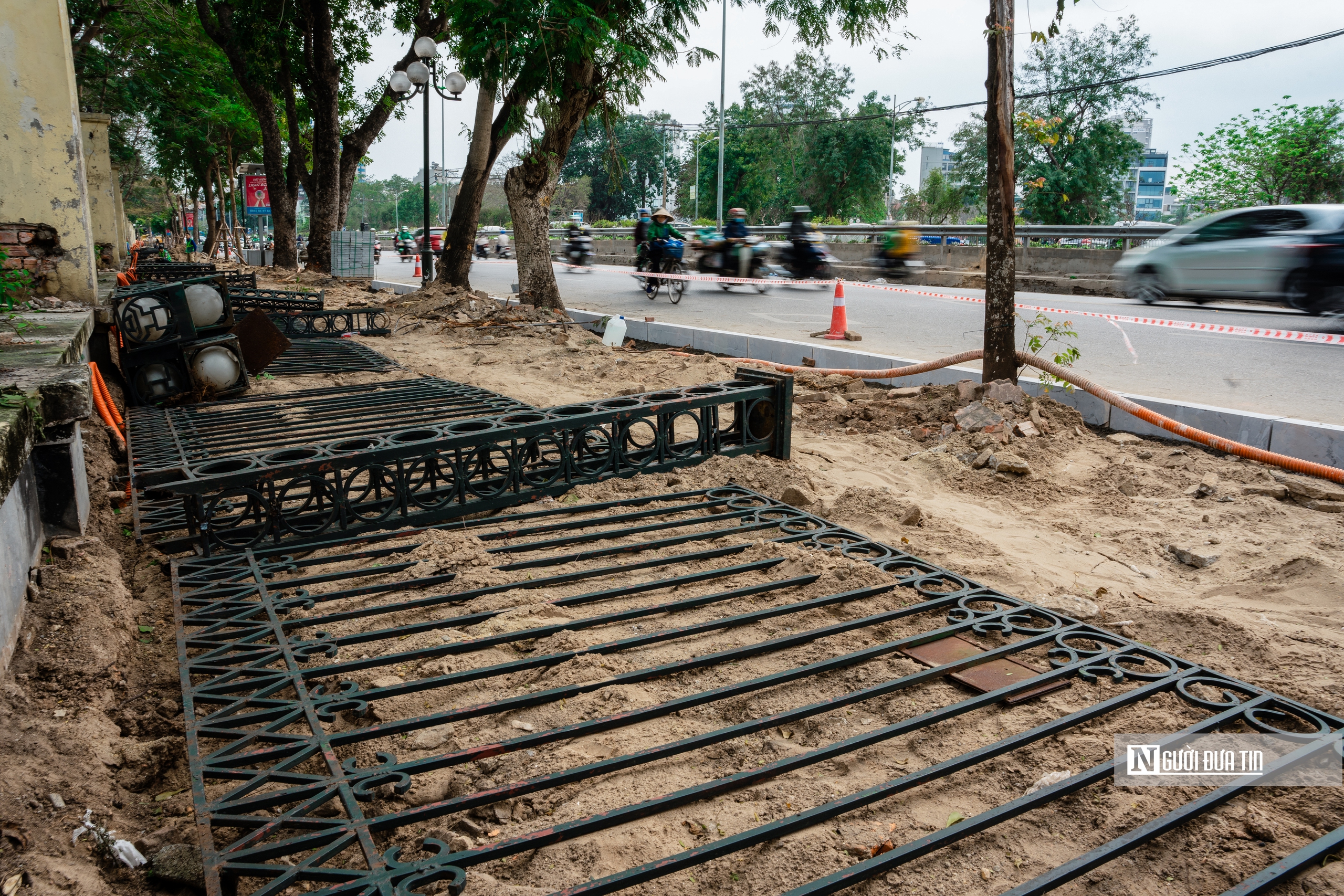 Hà Nội hạ hàng rào cải tạo vỉa hè Công viên Thống nhất - Ảnh 9.