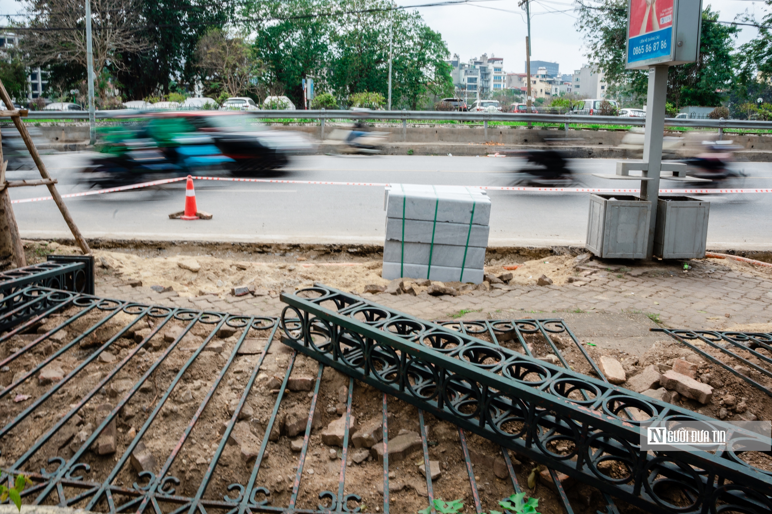 Hà Nội hạ hàng rào cải tạo vỉa hè Công viên Thống nhất - Ảnh 6.