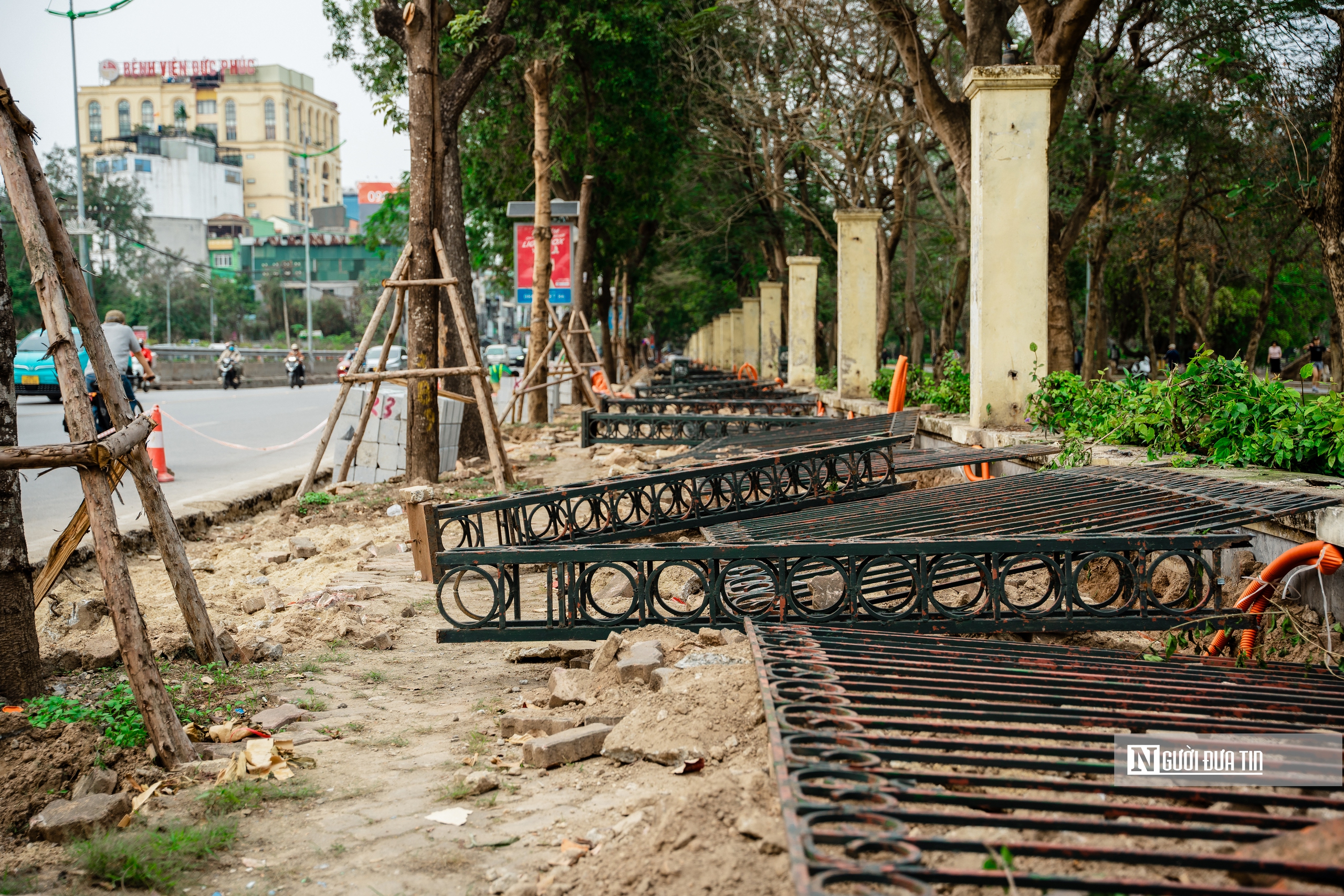 Hà Nội hạ hàng rào cải tạo vỉa hè Công viên Thống nhất - Ảnh 8.