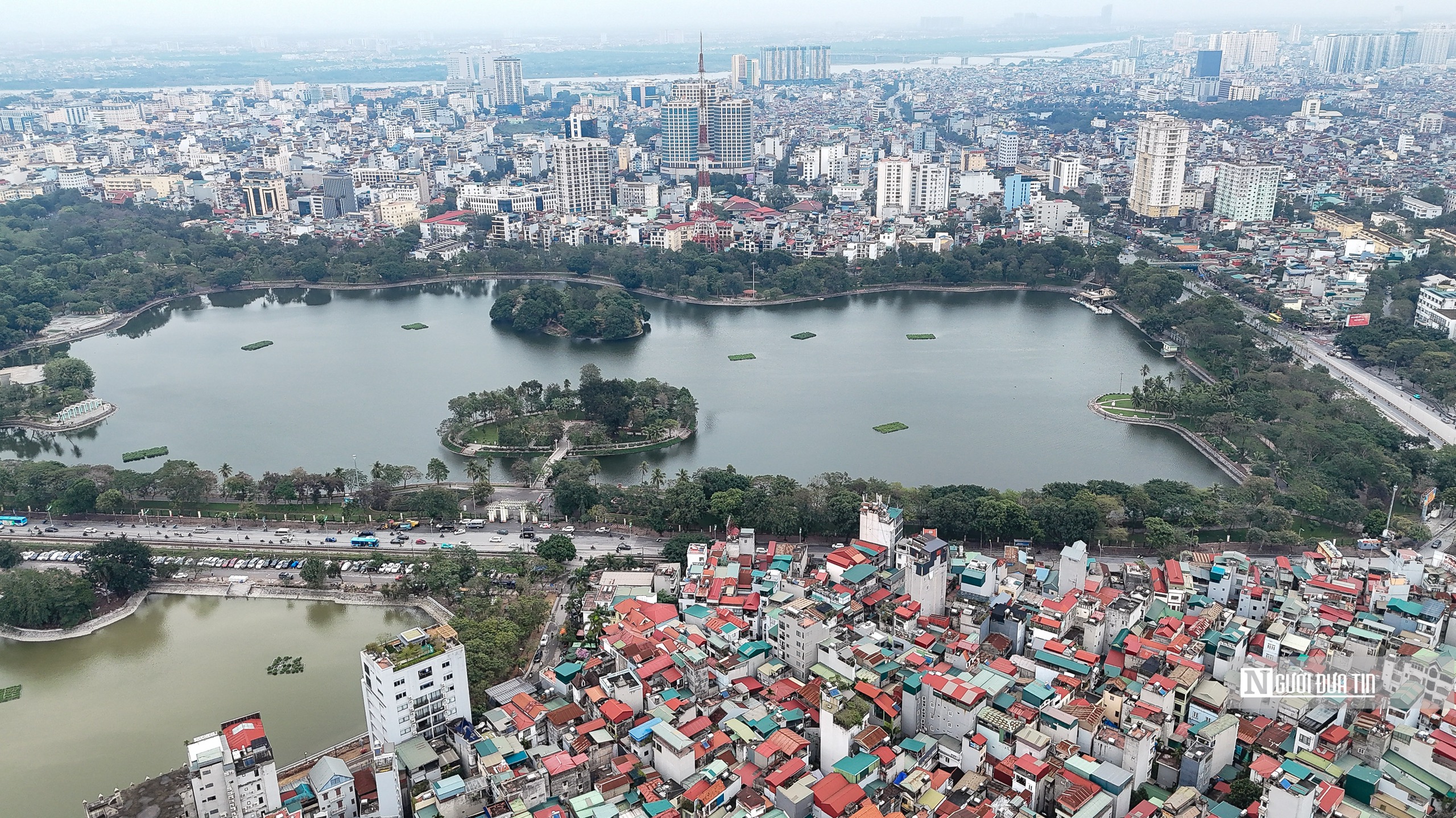 Hà Nội hạ hàng rào cải tạo vỉa hè Công viên Thống nhất - Ảnh 1.