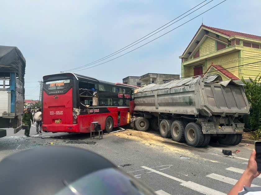 Hiện trường vụ tai nạn liên hoàn khiến 8 người bị thương, sập tường nhà dân- Ảnh 1.