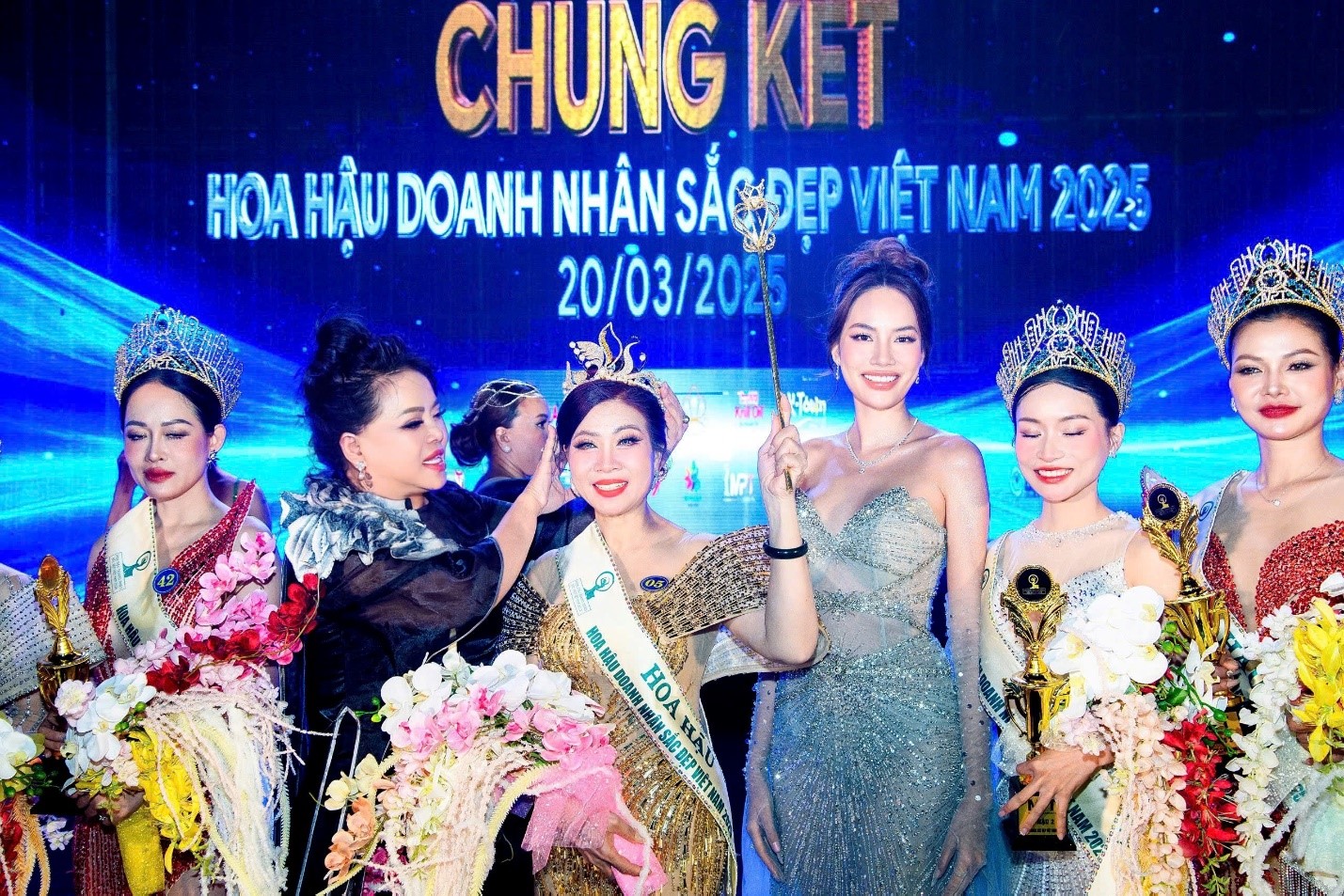 Nghệ nhân Hồ Thị Thanh Hương trao vương miện cho tân Hoa hậu Doanh nhân Sắc đẹp Việt Nam 2025- Ảnh 1. Nghệ nhân Hồ Thị Thanh Hương trao vương miện cho tân Hoa hậu Doanh nhân Sắc đẹp Việt Nam 2025- Ảnh 1.