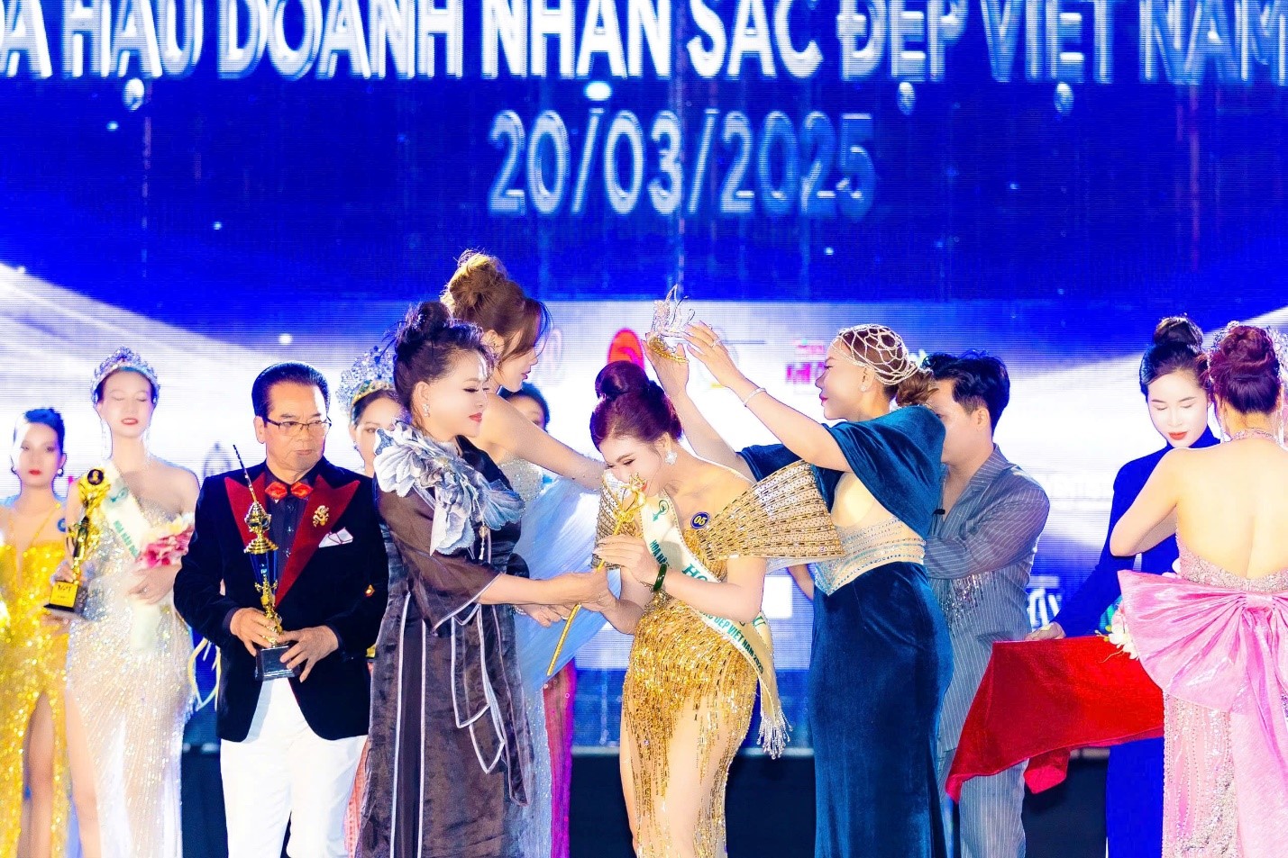 Nghệ nhân Hồ Thị Thanh Hương trao vương miện cho tân Hoa hậu Doanh nhân Sắc đẹp Việt Nam 2025- Ảnh 2. Nghệ nhân Hồ Thị Thanh Hương trao vương miện cho tân Hoa hậu Doanh nhân Sắc đẹp Việt Nam 2025- Ảnh 2.
