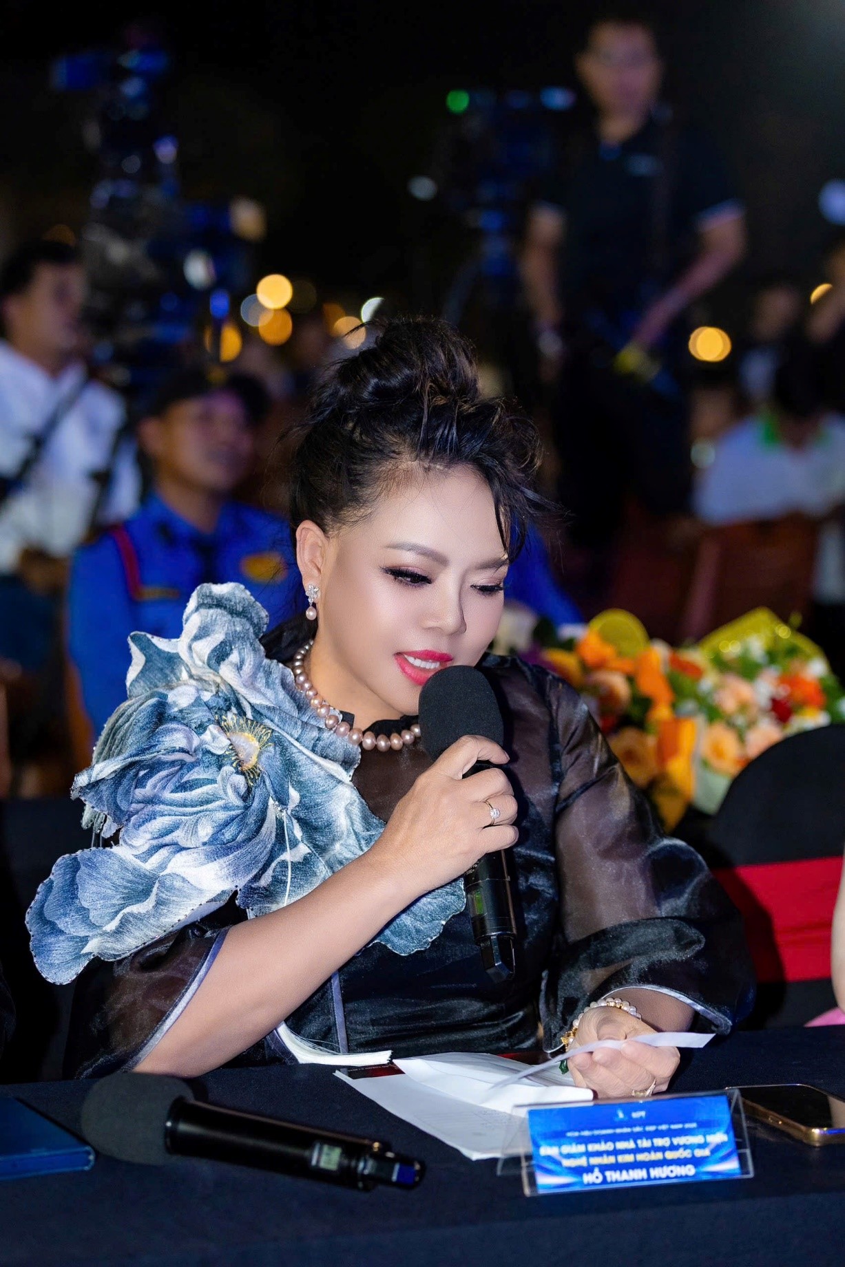 Nghệ nhân Hồ Thị Thanh Hương trao vương miện cho tân Hoa hậu Doanh nhân Sắc đẹp Việt Nam 2025- Ảnh 3. Nghệ nhân Hồ Thị Thanh Hương trao vương miện cho tân Hoa hậu Doanh nhân Sắc đẹp Việt Nam 2025- Ảnh 3.