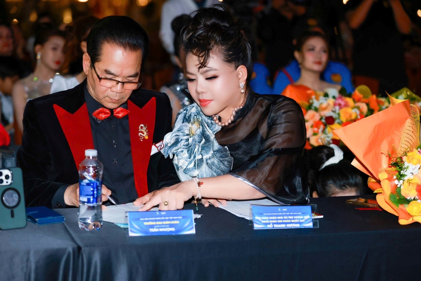 Nghệ nhân Hồ Thị Thanh Hương trao vương miện cho tân Hoa hậu Doanh nhân Sắc đẹp Việt Nam 2025- Ảnh 6. Nghệ nhân Hồ Thị Thanh Hương trao vương miện cho tân Hoa hậu Doanh nhân Sắc đẹp Việt Nam 2025- Ảnh 6.