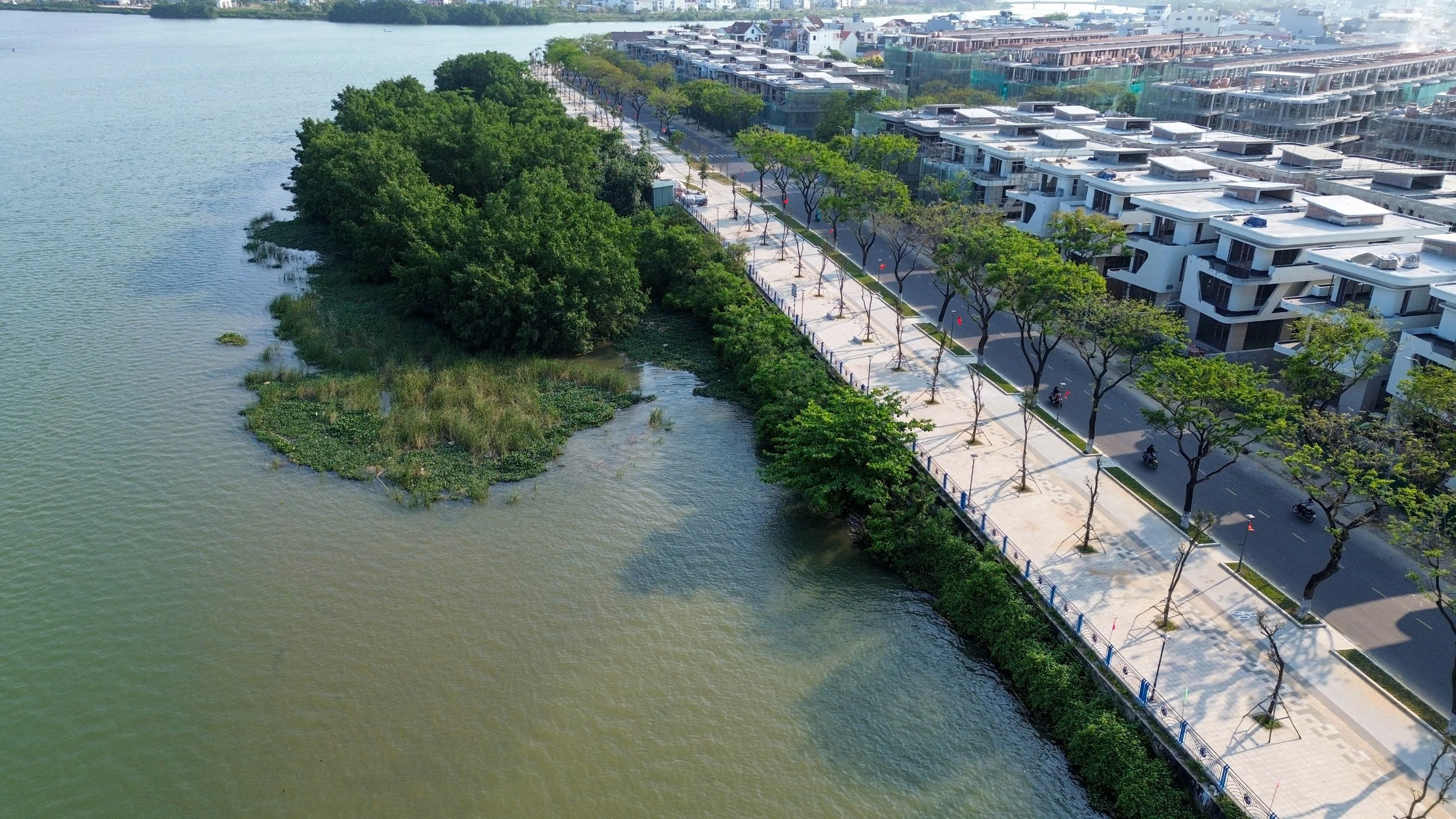 Bờ sông Thăng Long "mặc áo mới", tạo điểm nhấn cho đô thị Đà Nẵng- Ảnh 7. Bờ sông Thăng Long "mặc áo mới", tạo điểm nhấn cho đô thị Đà Nẵng- Ảnh 7.