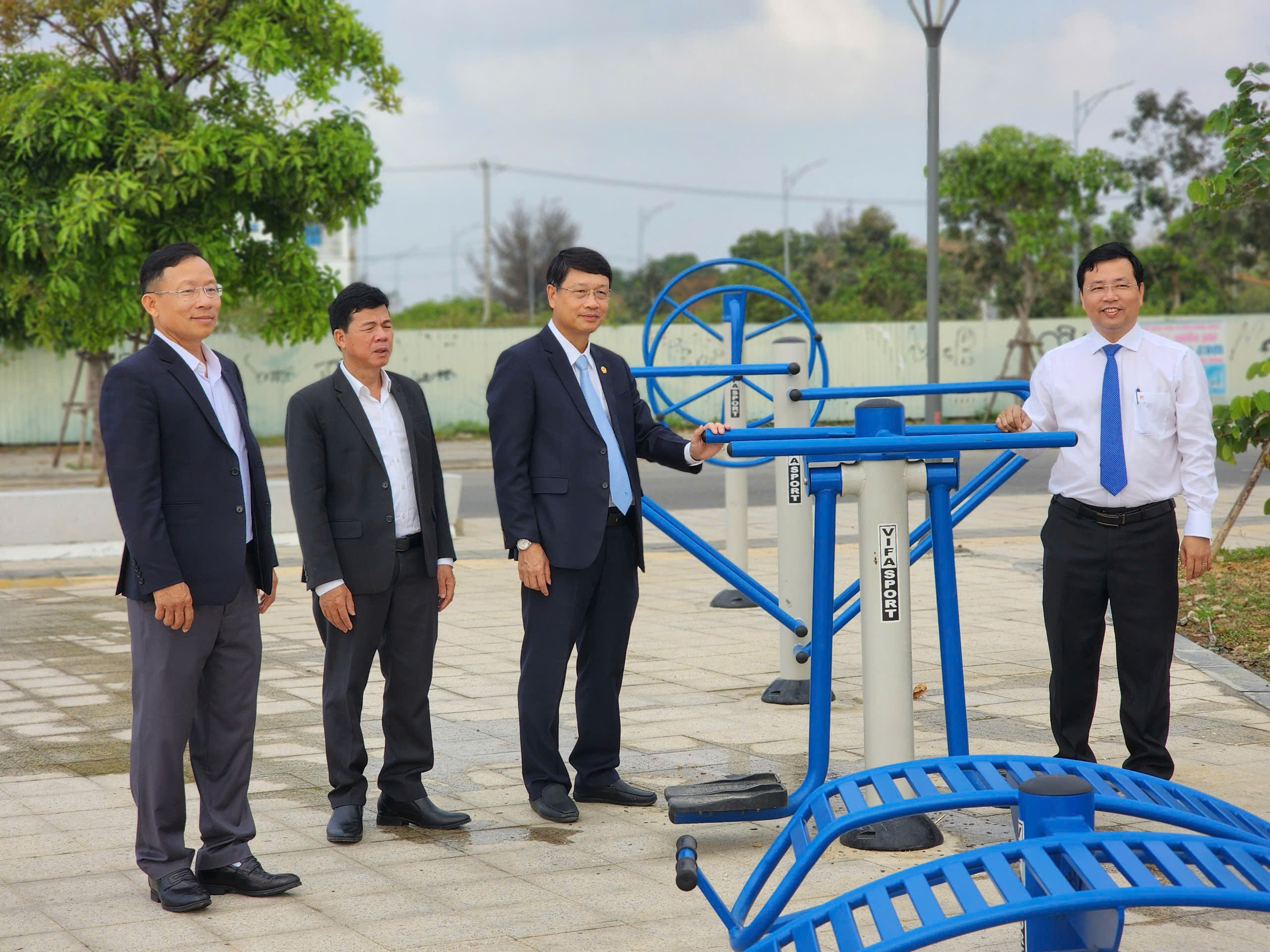 Bờ sông Thăng Long "mặc áo mới", tạo điểm nhấn cho đô thị Đà Nẵng- Ảnh 4. Bờ sông Thăng Long "mặc áo mới", tạo điểm nhấn cho đô thị Đà Nẵng- Ảnh 4.