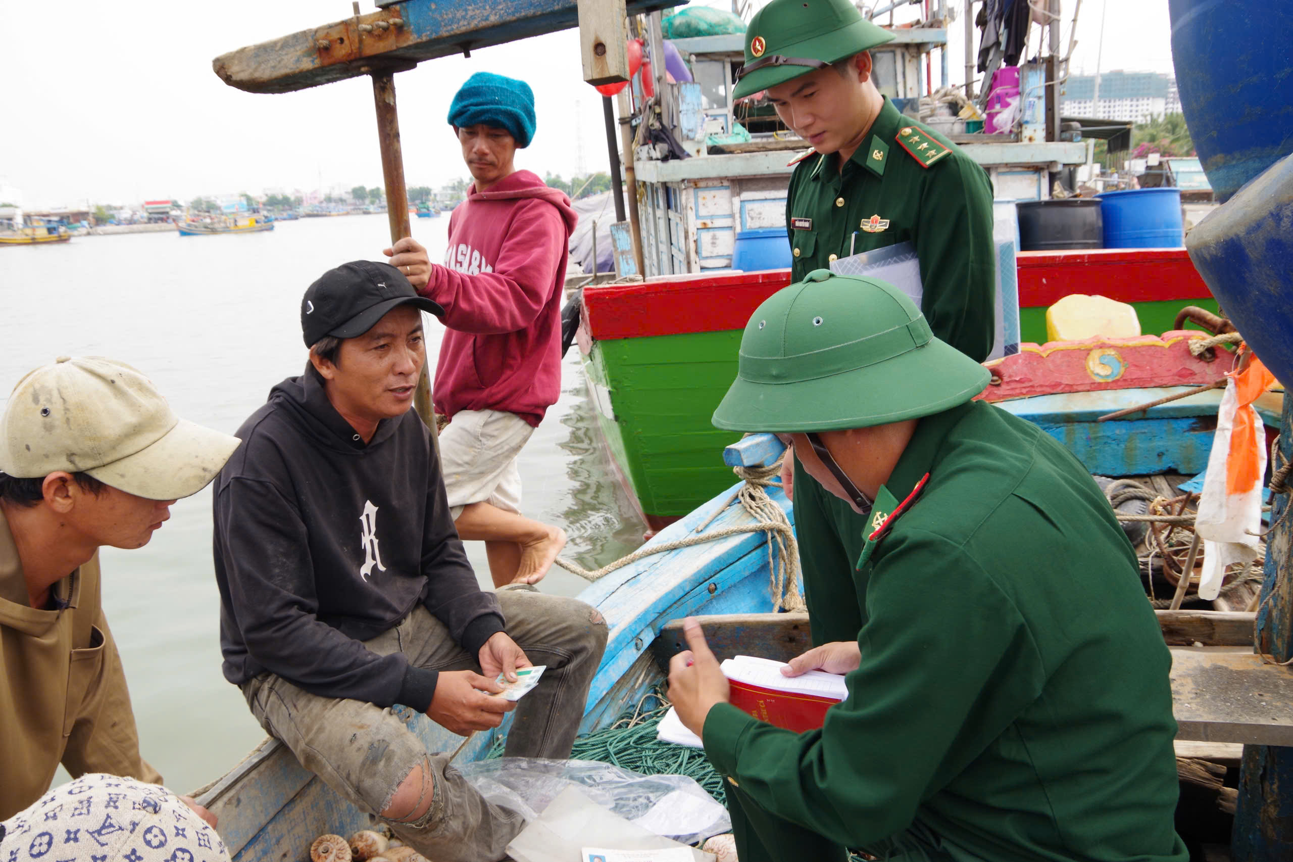 Bình Thuận: Cao điểm xử lý tàu cá vi phạm khai thác IUU và tuyên truyền cho ngư dân- Ảnh 3.