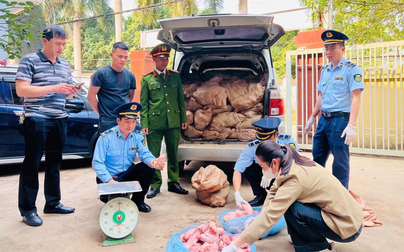Lạng Sơn: Tạm giữ 1,5 tấn móng giò bốc mùi hôi đang trên đường đi tiêu thụ