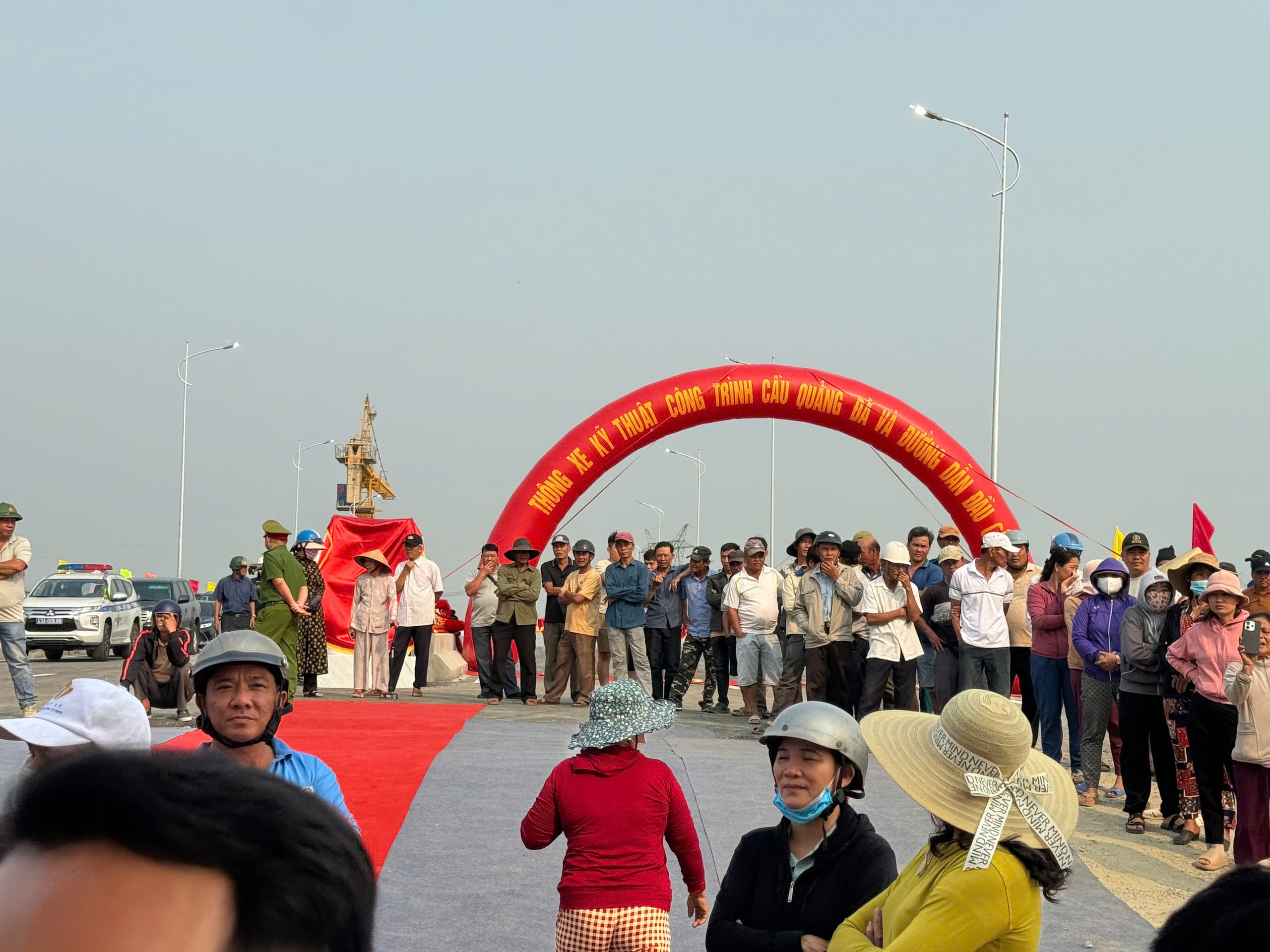 Người dân vui mừng khi cầu Quảng Đà được thông xe.