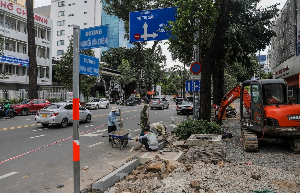 Tp.HCM "khoác áo mới", sẵn sàng chào đón dịp kỷ niệm 50 năm Ngày giải phóng miền Nam- Ảnh 2.