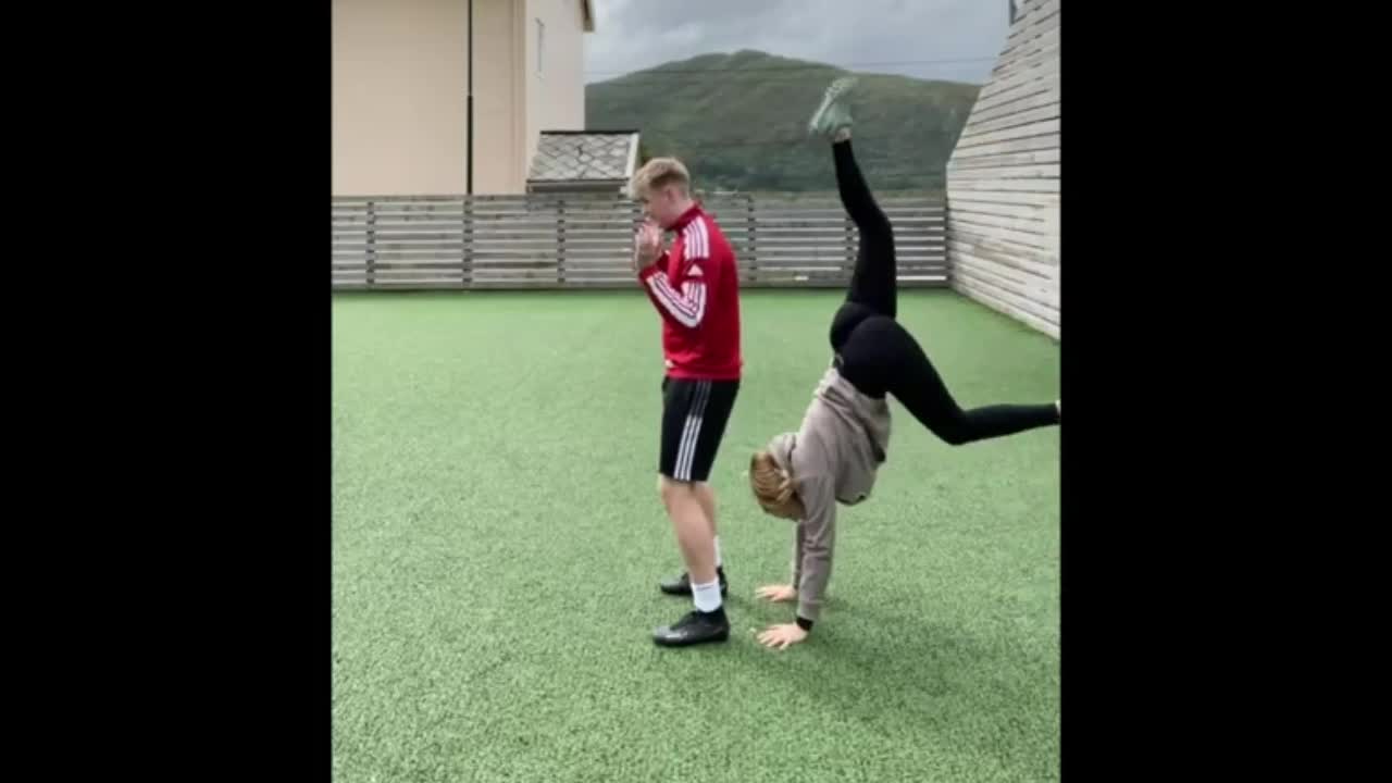 Hai anh em ở Na Uy thực hiện trào lưu TikTok. Hai anh em ở Na Uy thực hiện trào lưu TikTok.