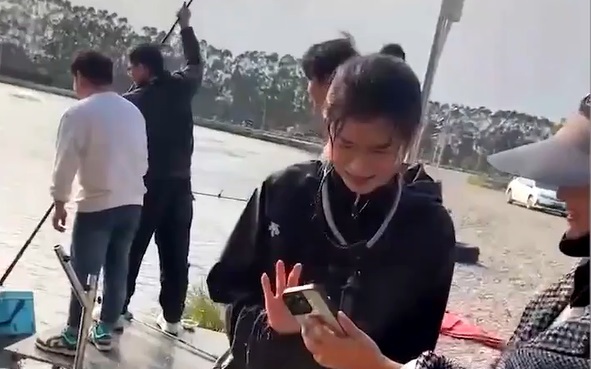 Video gây sốt, cô gái bị cá kéo xuống hồ