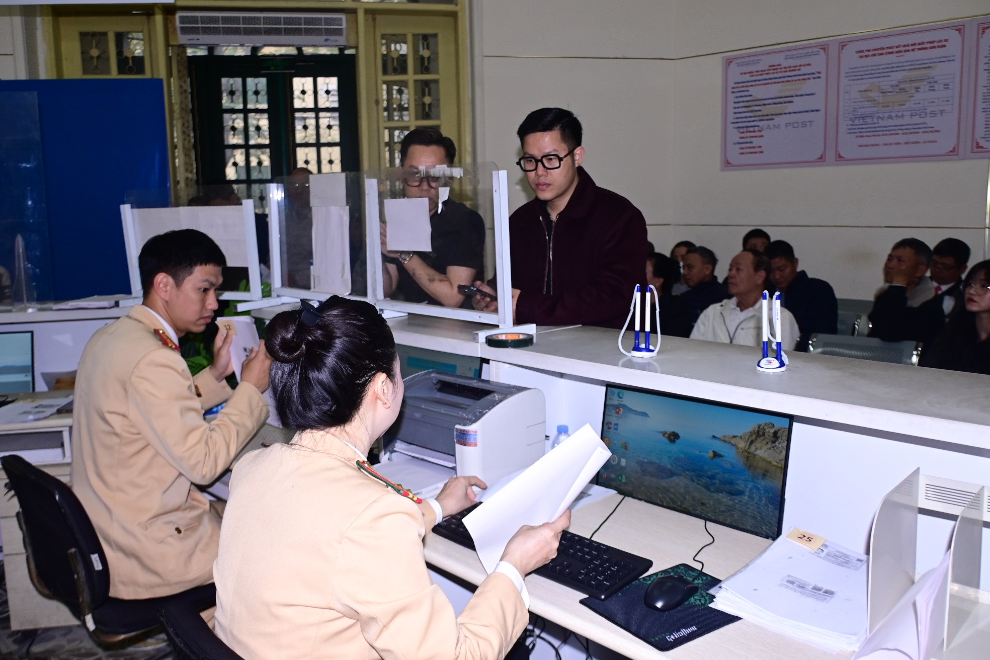 Từ 1/3, giấy phép lái xe quá hạn sử dụng từ 1 năm trở lên phải sát hạch lý thuyết và thực hành- Ảnh 1. Từ 1/3, giấy phép lái xe quá hạn sử dụng từ 1 năm trở lên phải sát hạch lý thuyết và thực hành- Ảnh 1.