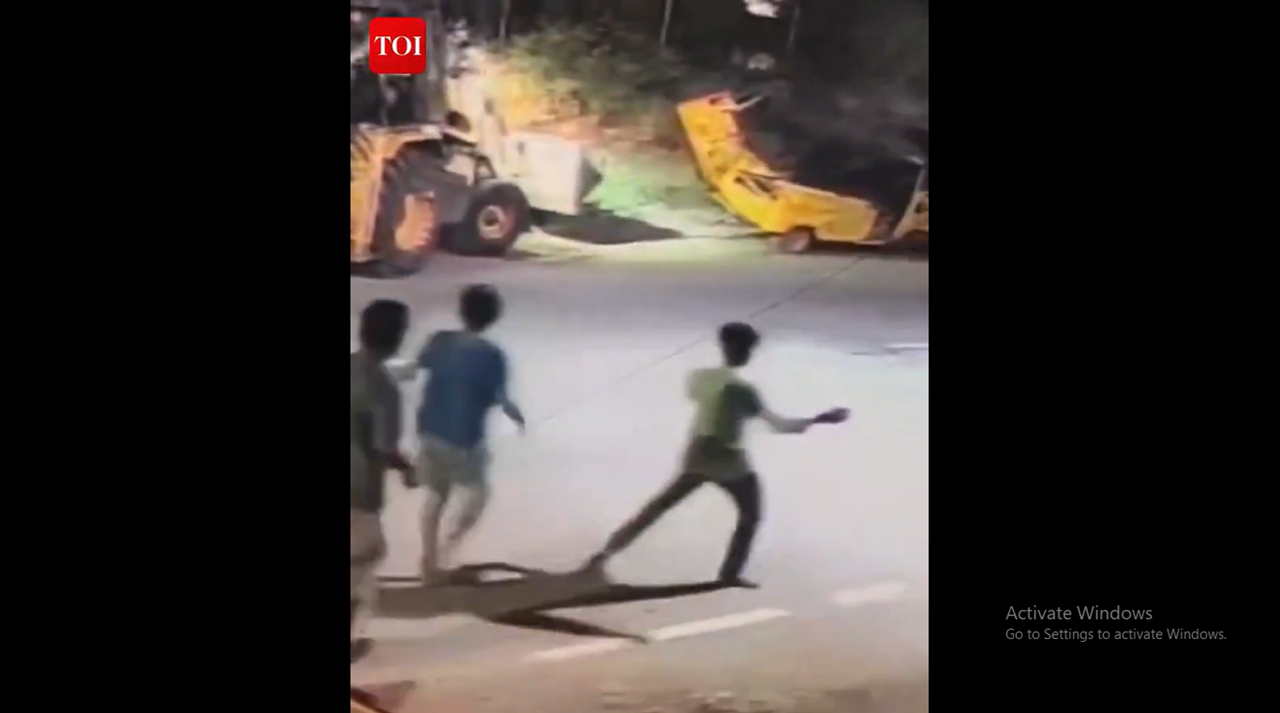 Giữa đêm khuya, nam thanh niên 17 tuổi lái máy xúc gây tai nạn liên hoàn- Ảnh 1.