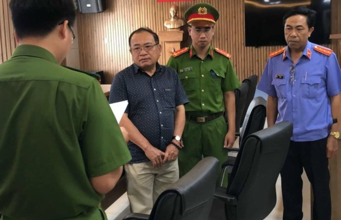 Huỳnh Văn Cán khi bị bắt giữ. Huỳnh Văn Cán khi bị bắt giữ.