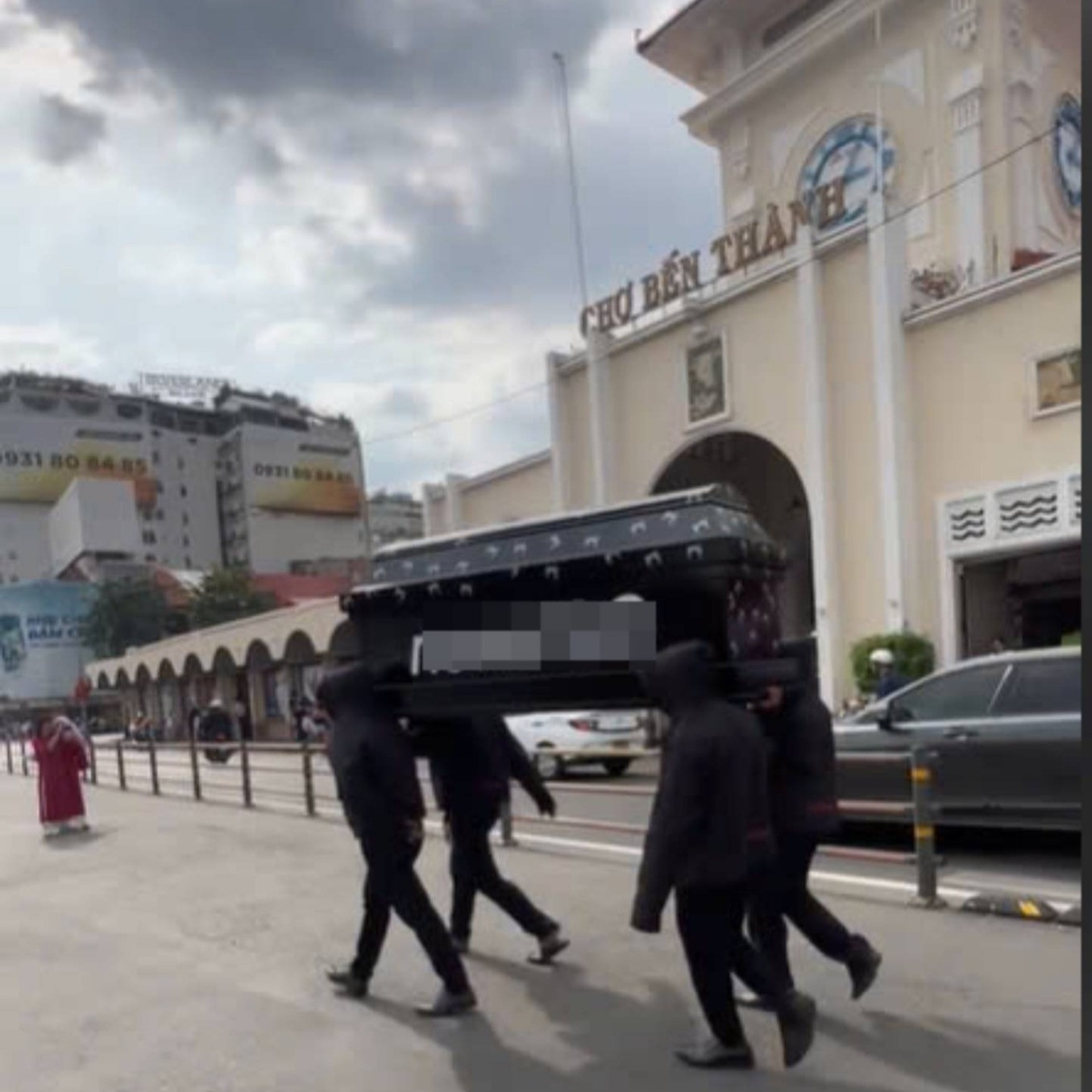 Vụ khiêng quan tài diễu phố: Công an triệu tập 9 người- Ảnh 1. Vụ khiêng quan tài diễu phố: Công an triệu tập 9 người- Ảnh 1.