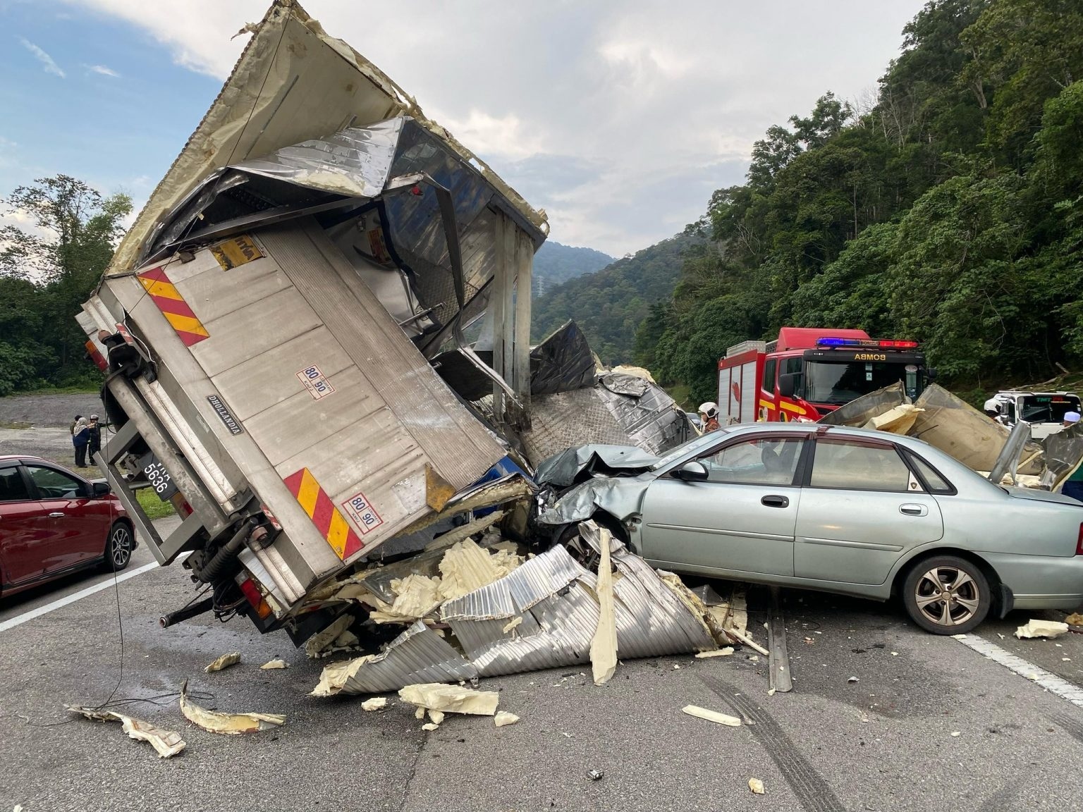 Xe tải lật nghiêng đè trúng ô tô, 3 người trong gia đình tử vong- Ảnh 2.