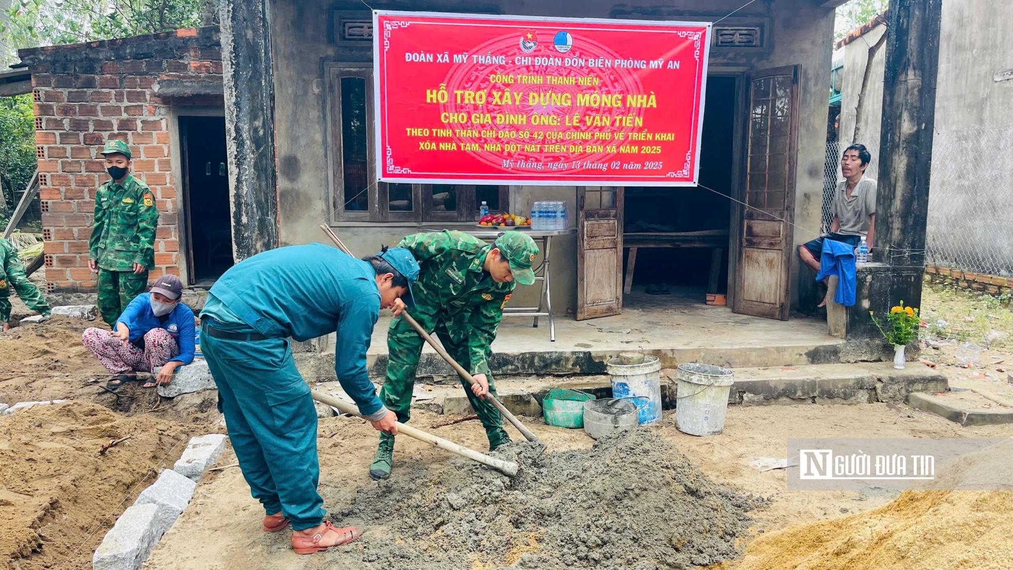 Lực lượng biên phòng tỉnh Bình Định vừa góp của, vừa góp sức giúp các gia đình khó khăn xây dựng, sửa chữa nhà ở.