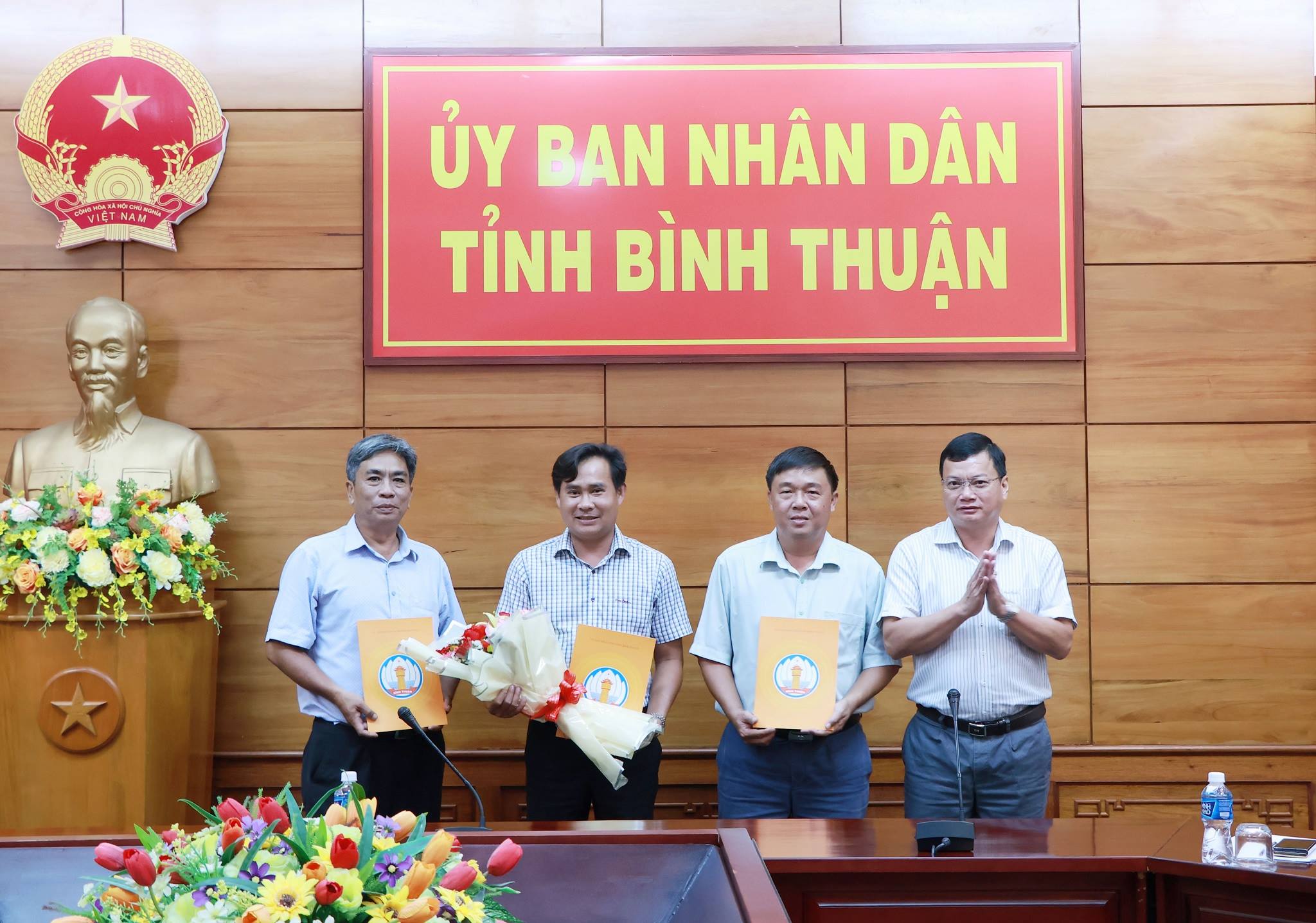 Văn phòng UBND tỉnh Bình Thuận tiếp nhận, điều động, bổ nhiệm Trưởng, Phó các phòng- Ảnh 1.