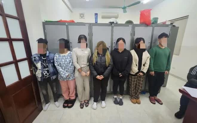 Vụ thiếu nữ 17 tuổi bị đánh hội đồng giữa đường: Khởi tố 2 đối tượng- Ảnh 1. Vụ thiếu nữ 17 tuổi bị đánh hội đồng giữa đường: Khởi tố 2 đối tượng- Ảnh 1.