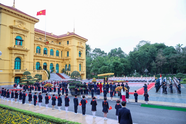 Thủ tướng Phạm Minh Chính chủ trì lễ đón chính thức Thủ tướng Kyrgyzstan- Ảnh 1.