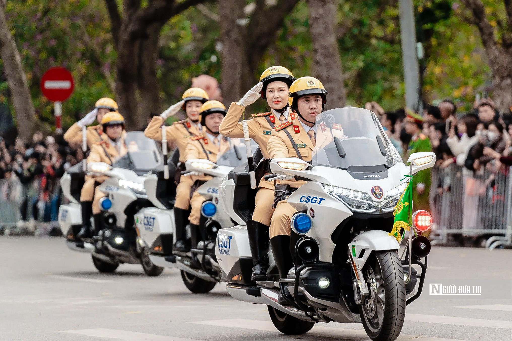 Mãn nhãn màn phô diễn của kỵ binh và cảnh khuyển trên phố đi bộ- Ảnh 2.