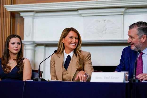 Đệ nhất phu nhân Melania Trump thay đổi phong cách khi trở lại Nhà Trắng- Ảnh 1. Đệ nhất phu nhân Melania Trump thay đổi phong cách khi trở lại Nhà Trắng- Ảnh 1.
