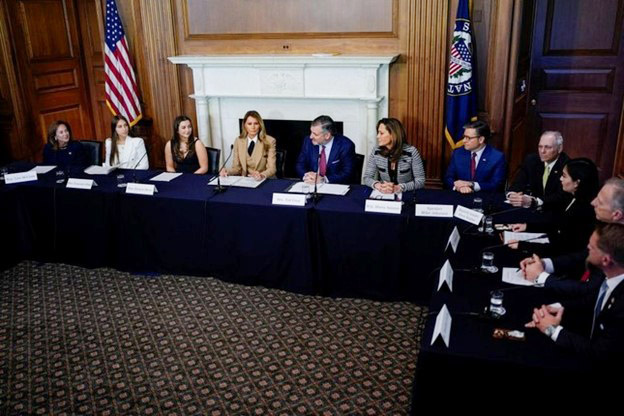 Đệ nhất phu nhân Melania Trump thay đổi phong cách khi trở lại Nhà Trắng- Ảnh 7. Đệ nhất phu nhân Melania Trump thay đổi phong cách khi trở lại Nhà Trắng- Ảnh 7.
