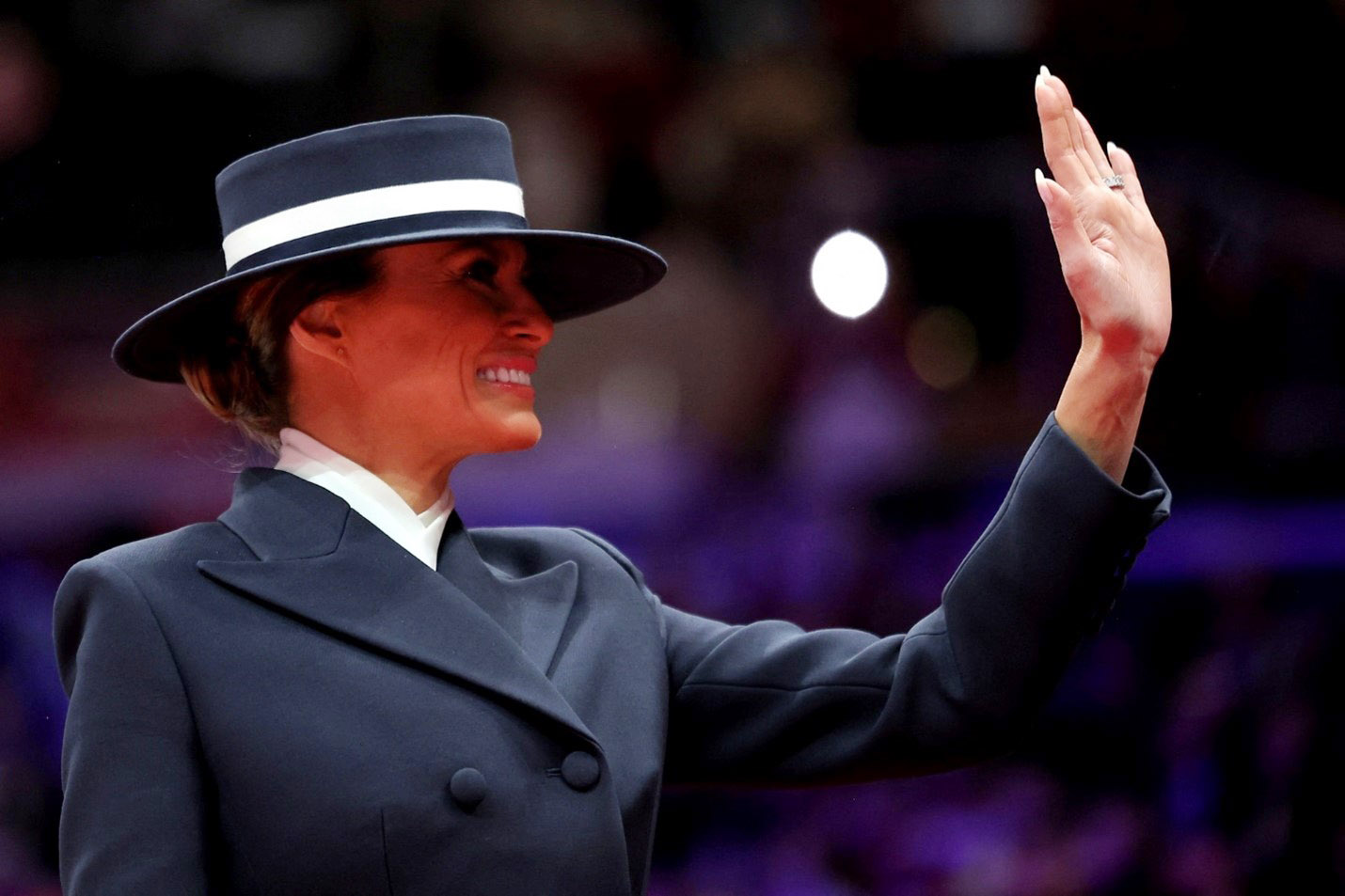 Đệ nhất phu nhân Melania Trump thay đổi phong cách khi trở lại Nhà Trắng- Ảnh 9.