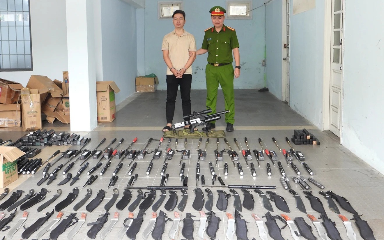 Triệt phá đường dây làm giấy tờ giả liên tỉnh, khui ra cả 'kho' vũ khí